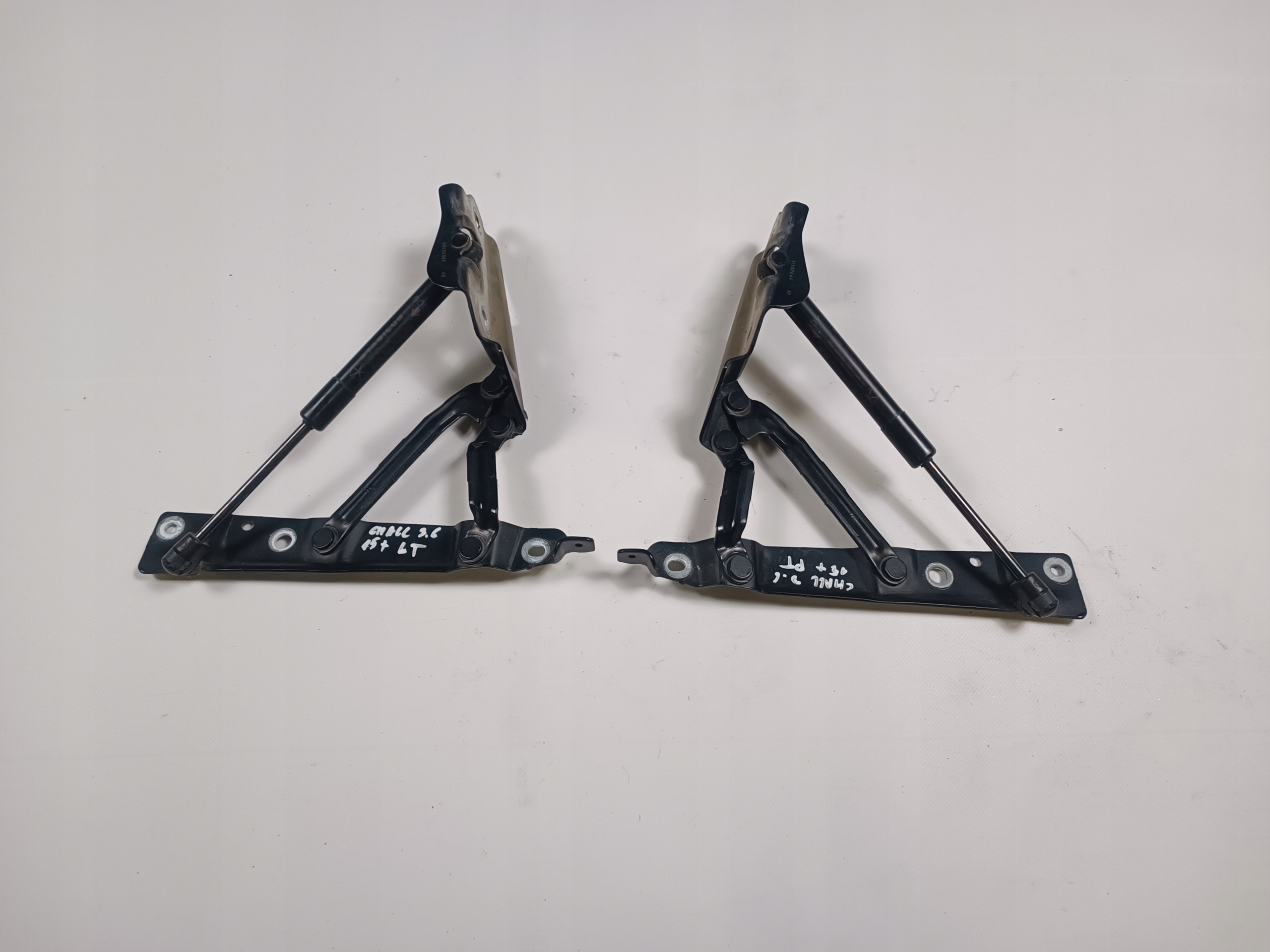 04589666AD, 04589667AD - Петлі багажника Dodge Challenger 2015-