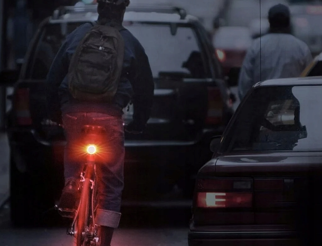 ALARM ROWEROWY ANTYKRADZIEŻOWY + LAMPA TYLNA LAMPKA ROWEROWA DZWONEK PILOT Kolor dominujący czarny