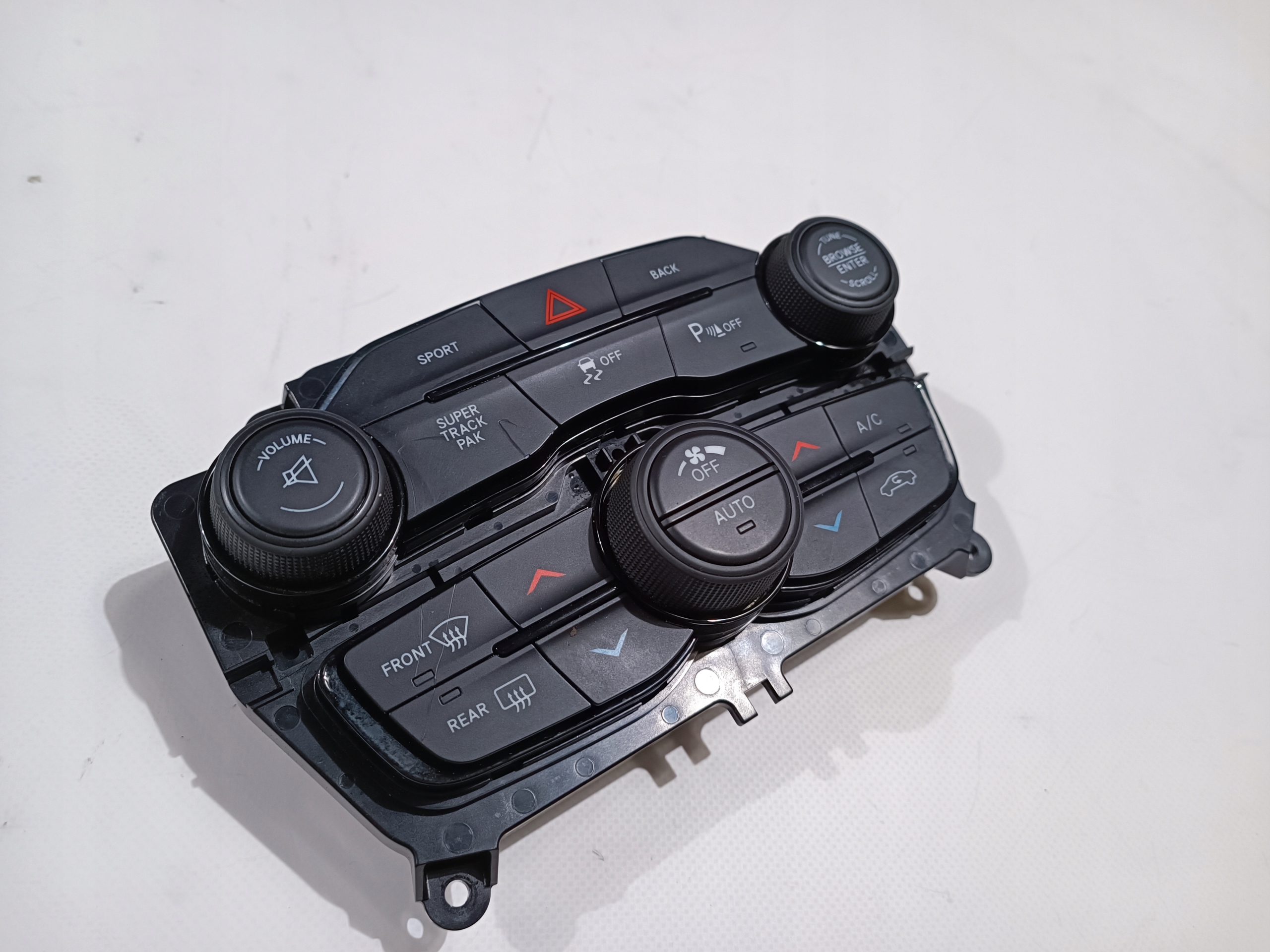 Panel radia klimatizaci Dodge Challenger 2015