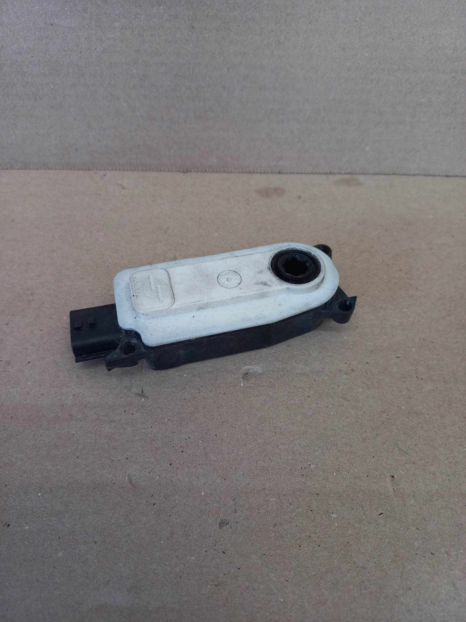 SILNICZEK ROLETY RENAULT CAPTUR II 6477R1007