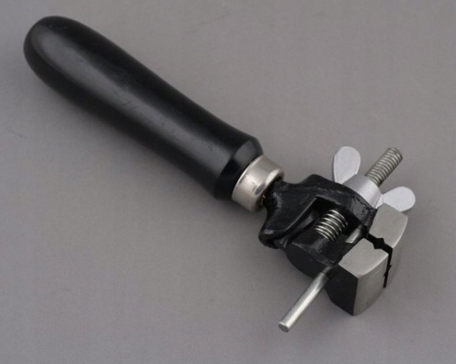 Ruční svěrák velký s dřevěnou rukojetí