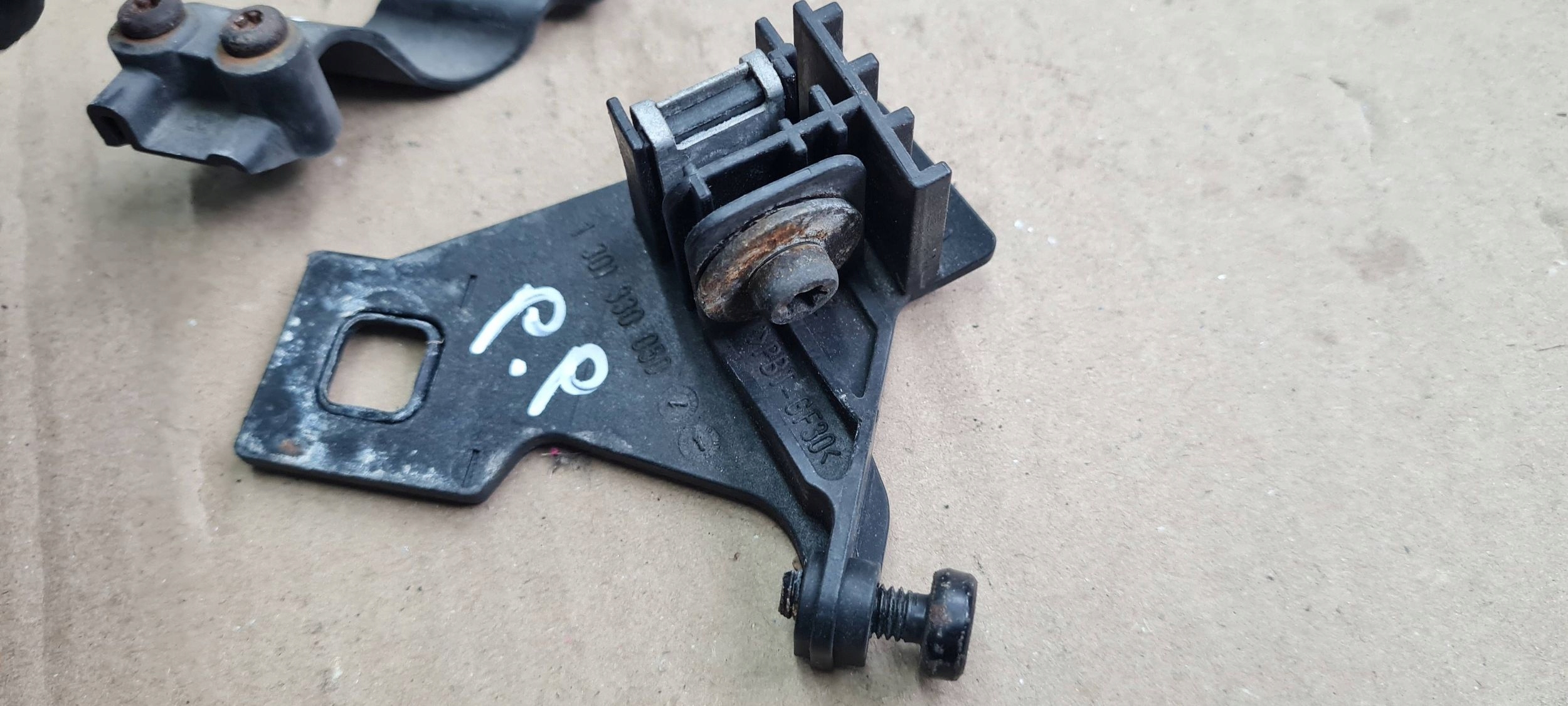 A5 8T LIFT bracket hook holder lights right front 1301330050 A4 B8 LIFT