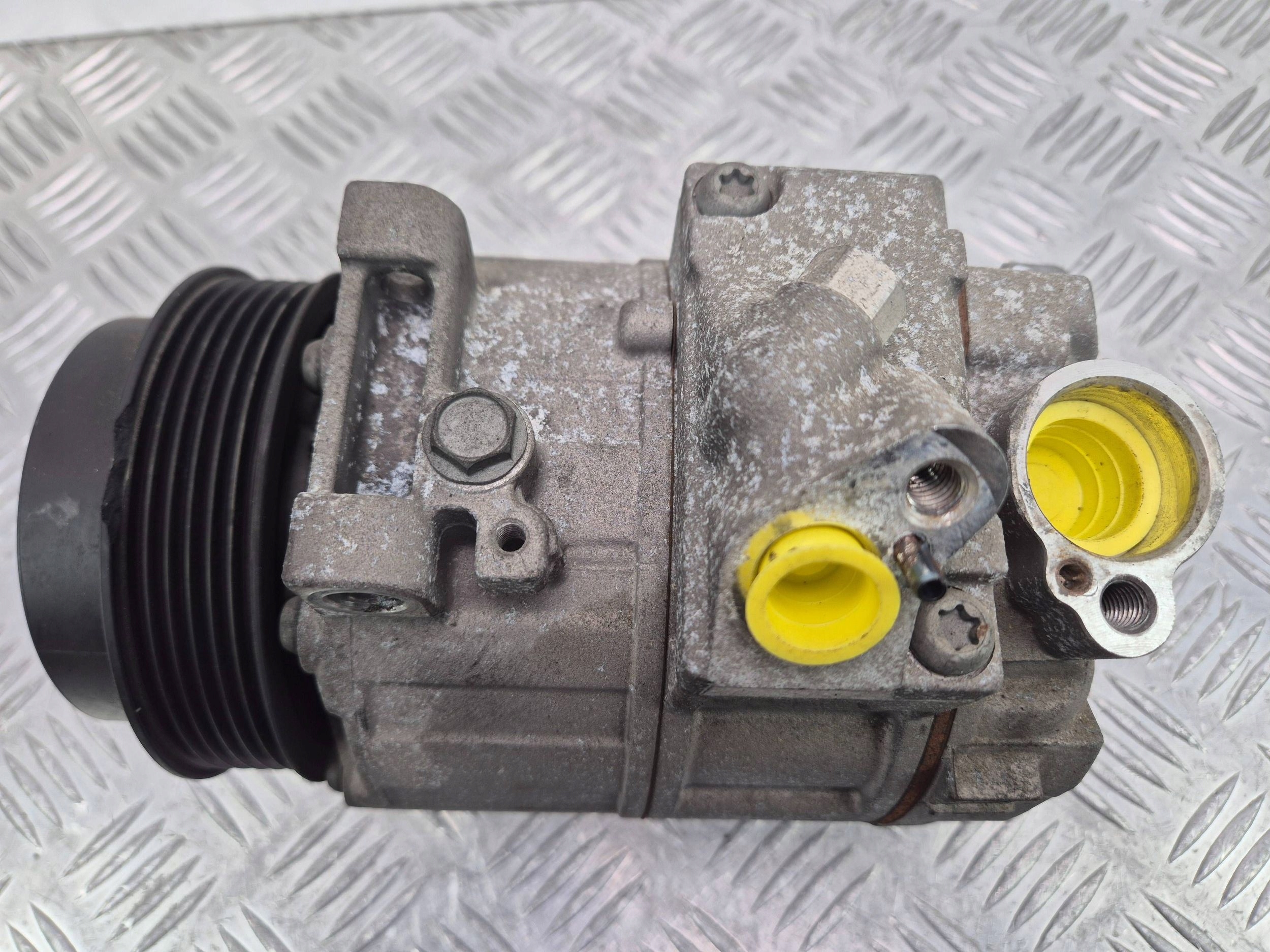 Mercedes E200 CGI W212 compressor; compressor of the air conditioning A0022304511