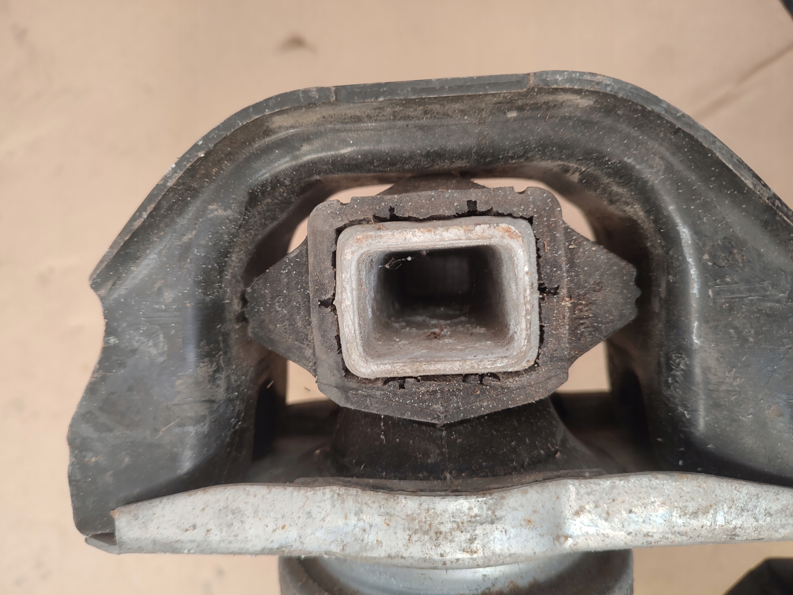 engine mount Peugeot Citroen 2.0 hdi