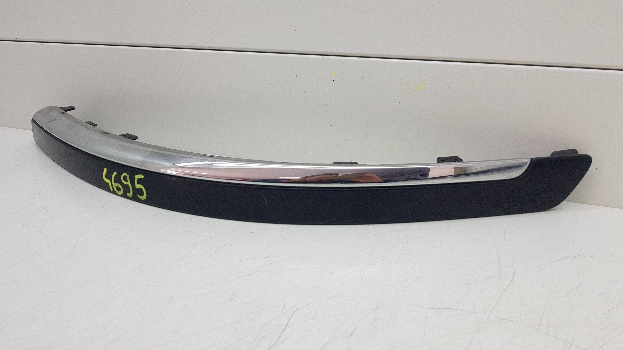 VOLVO V70 2006 - lišta levá nárazníku předek 08693593