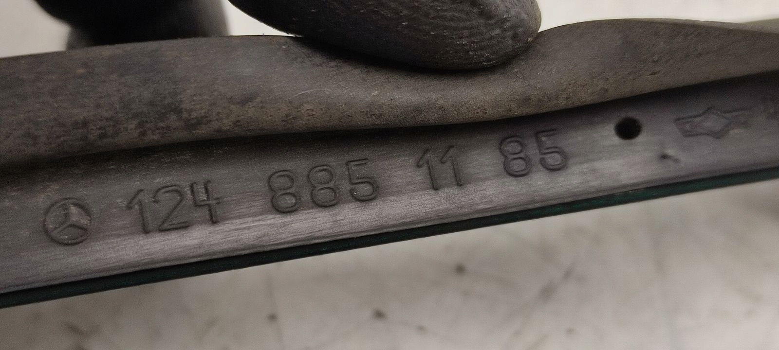 moulding below lampe left right Mercedes W124 kombi 269