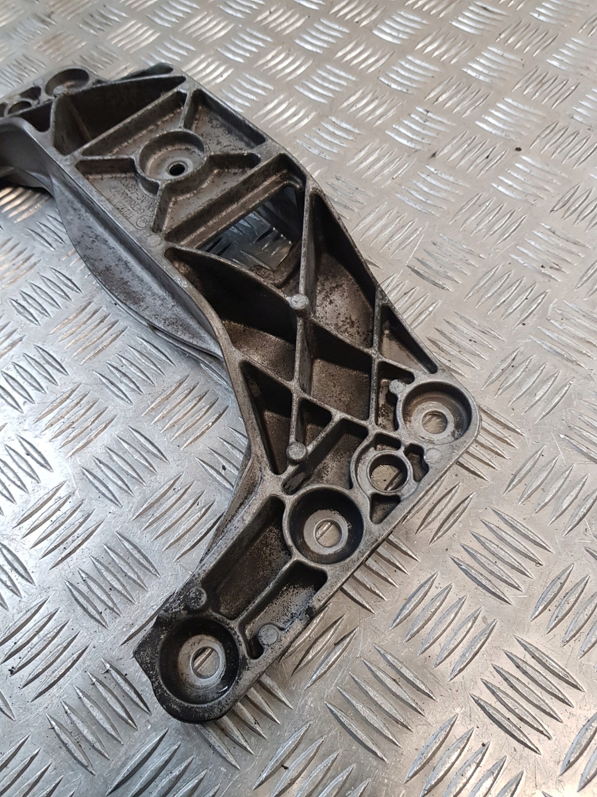 Getriebehalter getriebe 676110602 BMW E61 2.5D 04R