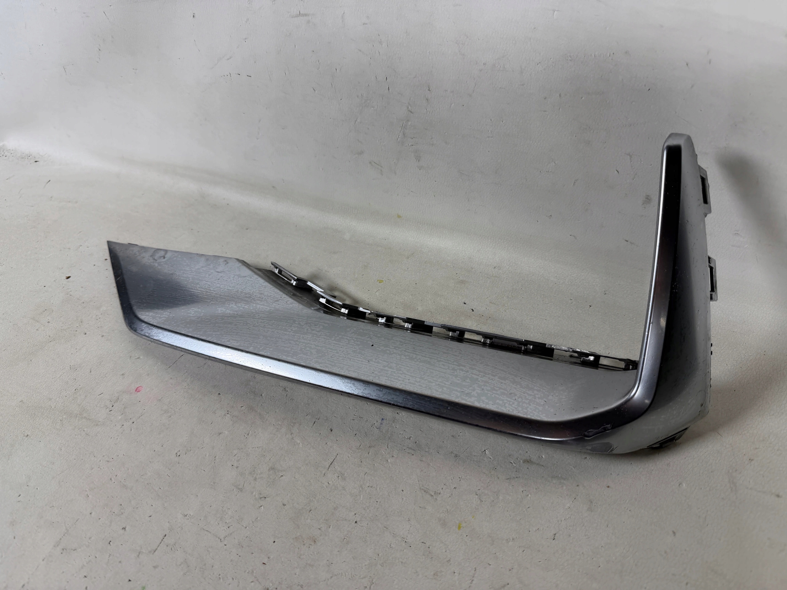 Audi A4 B9 lišta chrom nárazník předek 8W9853101