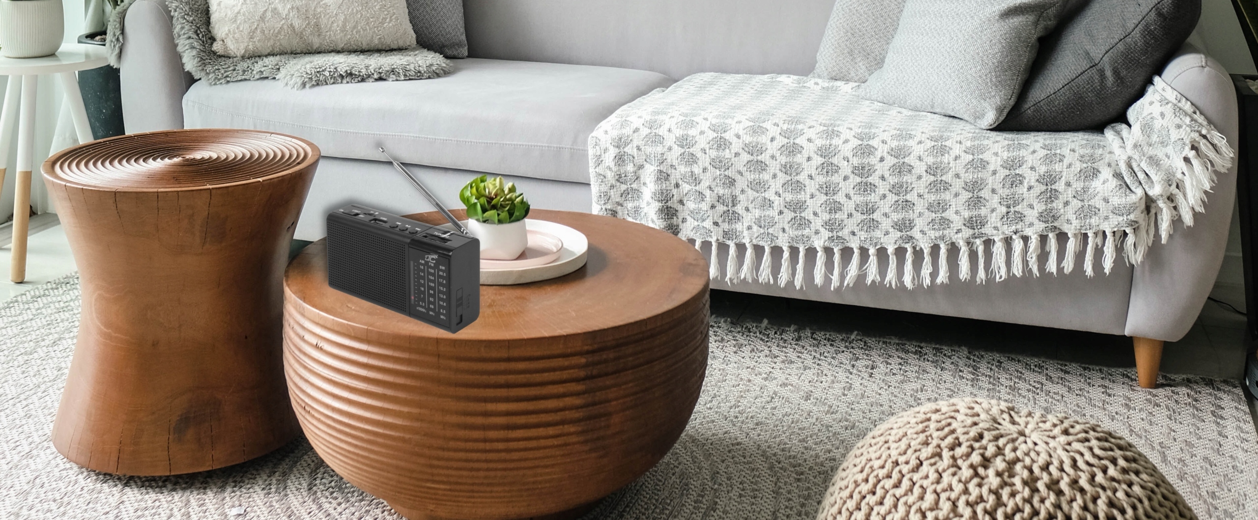 MOCNE RADIO FM AM PRZENOŚNE AUX AKUMULATOR LATARKA Waga produktu z opakowaniem jednostkowym 0.5 kg