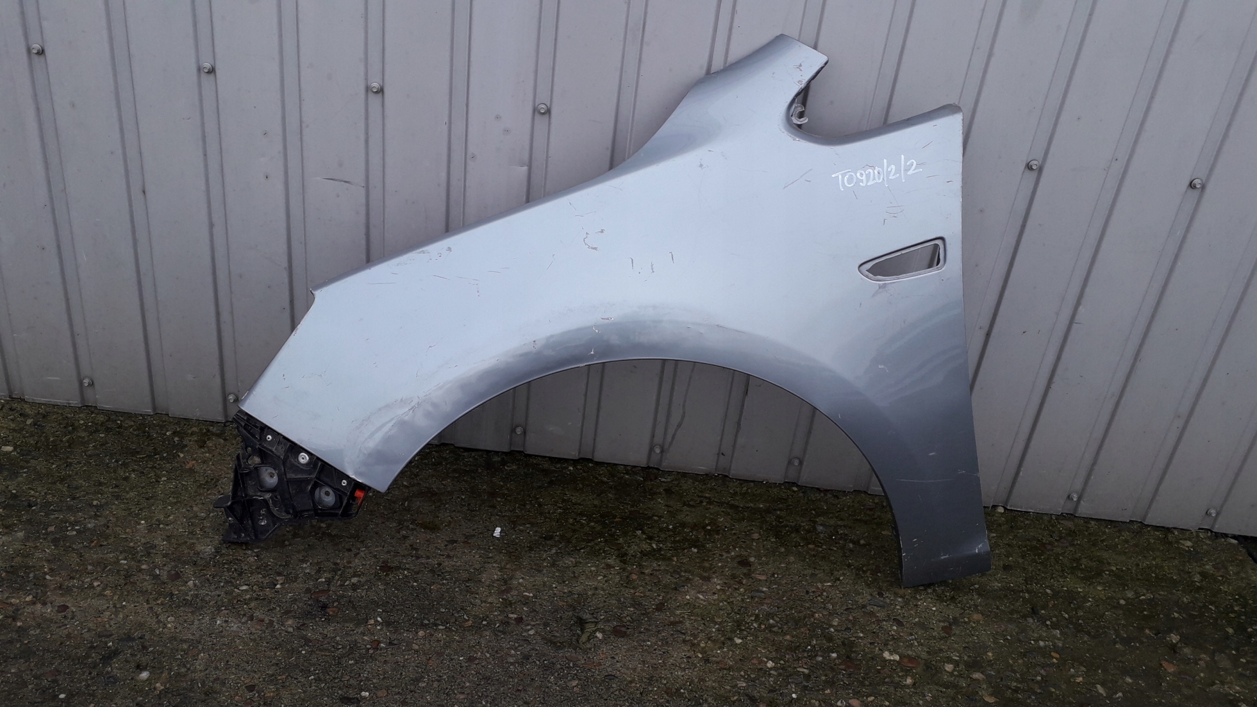 OPEL ASTRA J 4 IV BŁOTNIK LEWY PRZEDNI + ŚLIZG