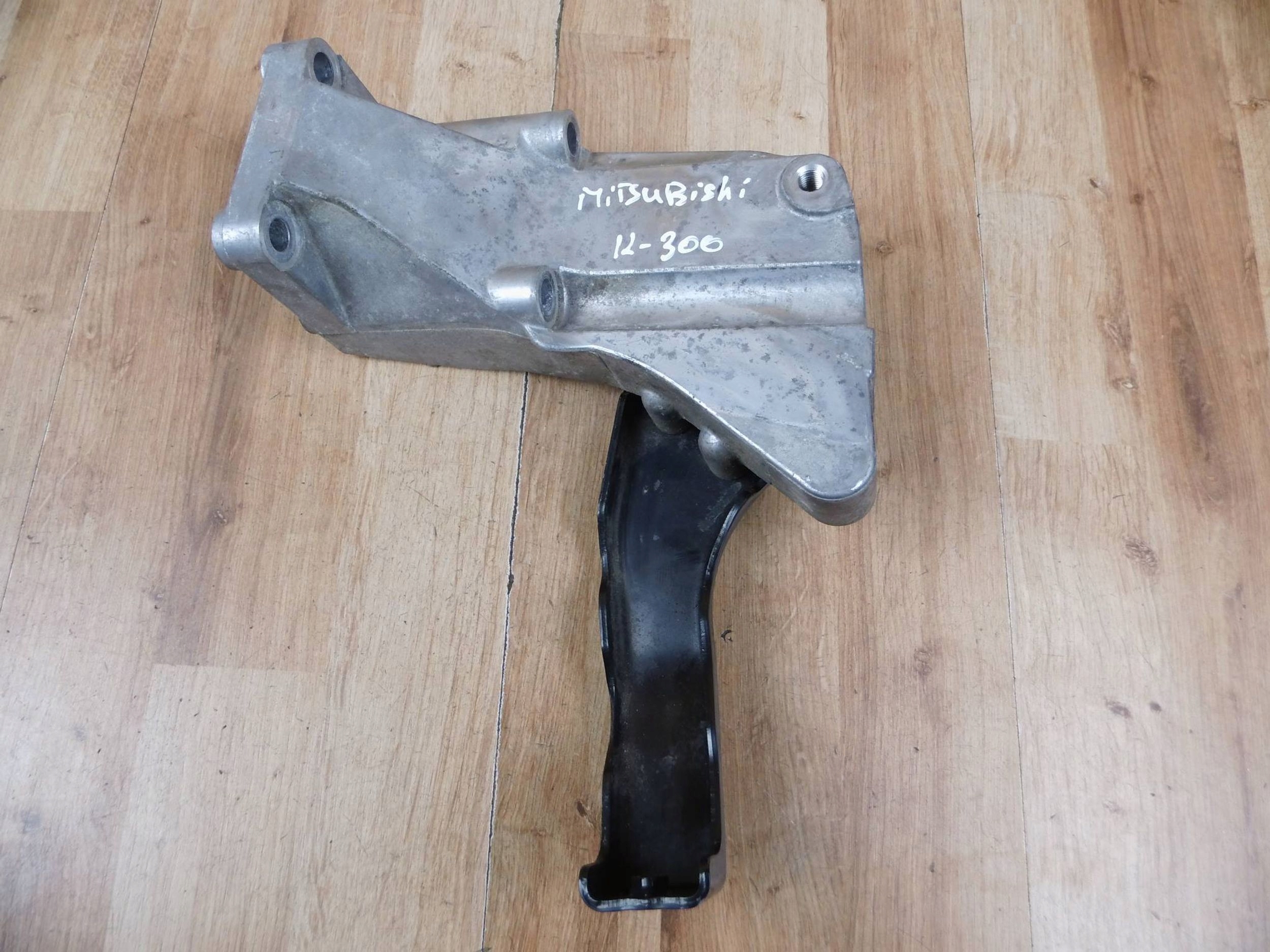 Mitsubishi Outlander III 2.0 PHEV holder holder airbag engine mount