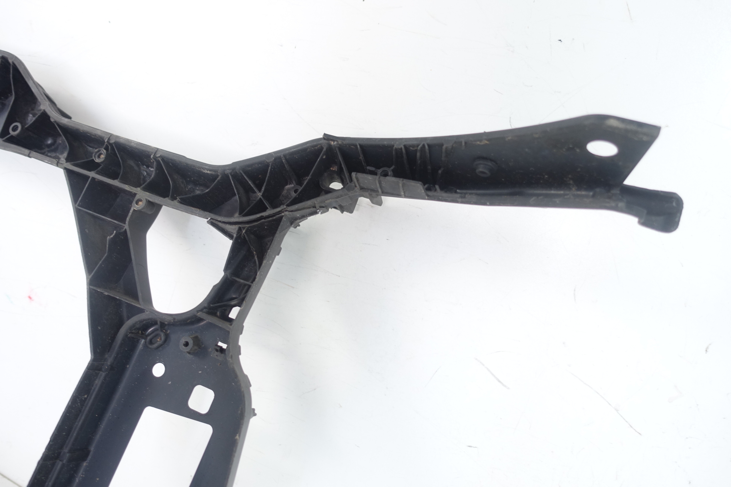 držák stěny předního AUDI A4 B9 2015-2019 PL020408