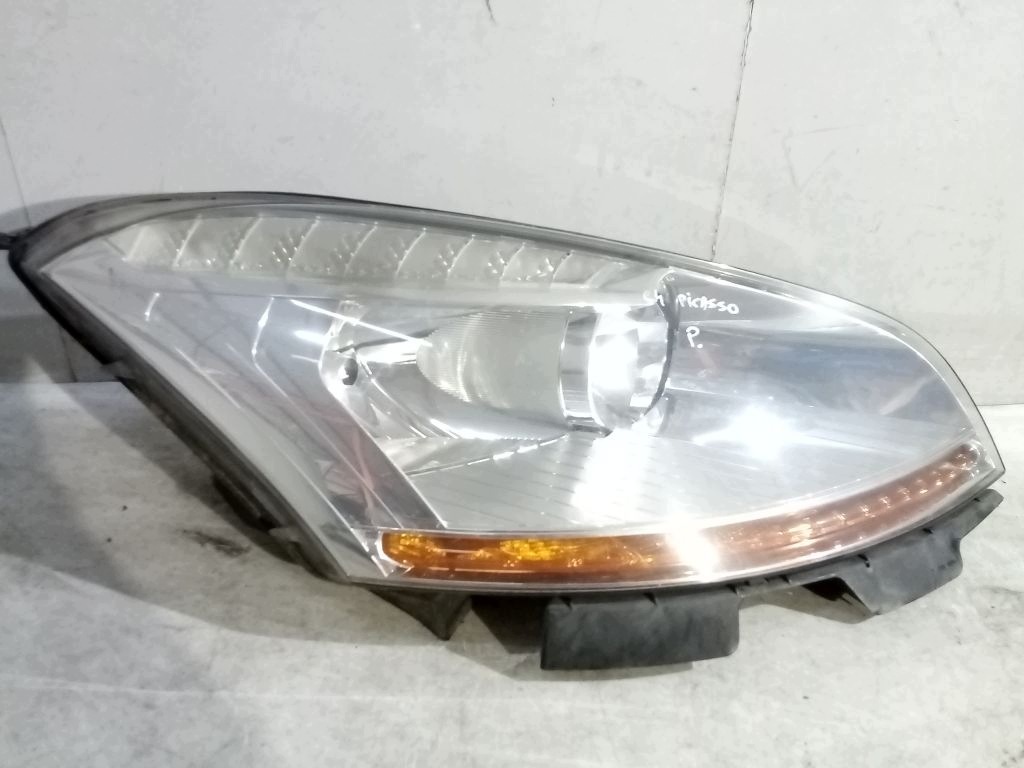 Citroen C4 Picasso and 1 light right front front