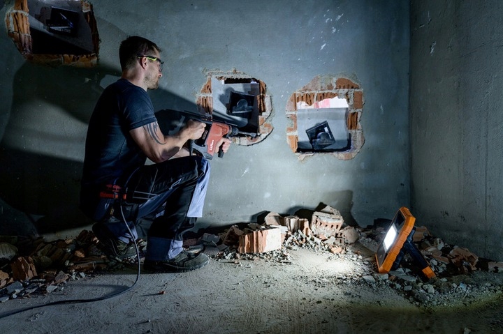 HALOGEN REFLEKTOR MOBILNY NAŚWIETLACZ BUDOWLANY LED LAMPA 8000lm 5m IP54 Waga produktu z opakowaniem jednostkowym 4 kg