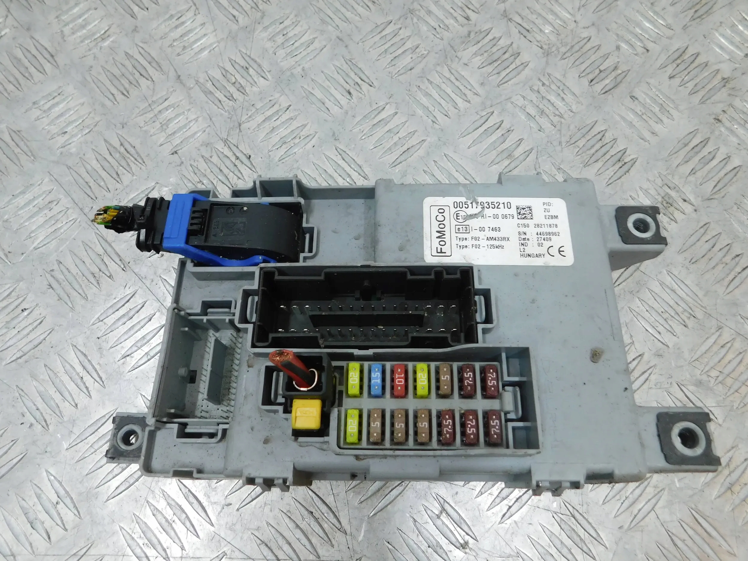 SKRZYNKA BEZPIECZNIKÓW FORD KA MK2 517935210