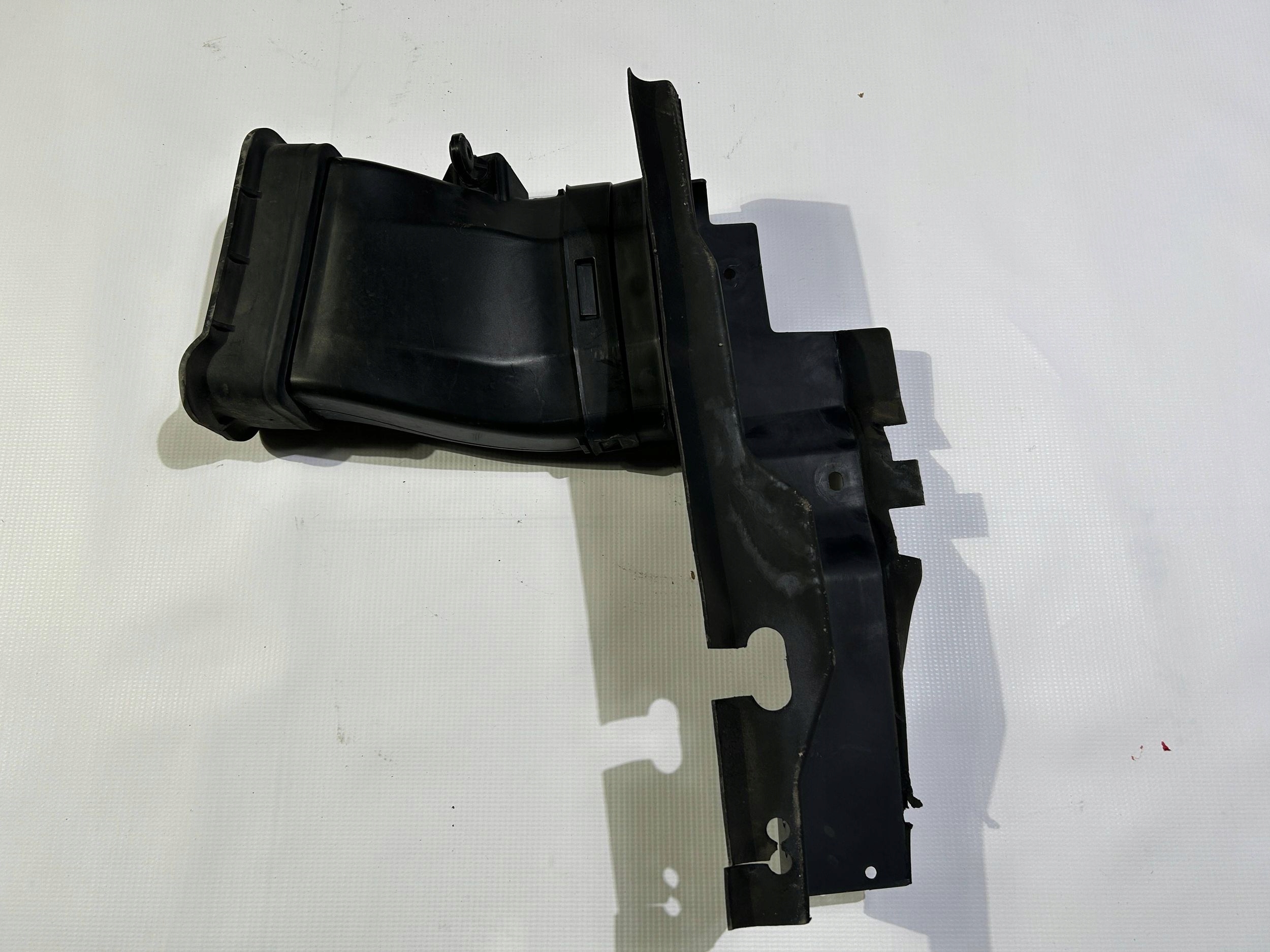 intake drain air duct air line left Ford Mustang 2010-2012