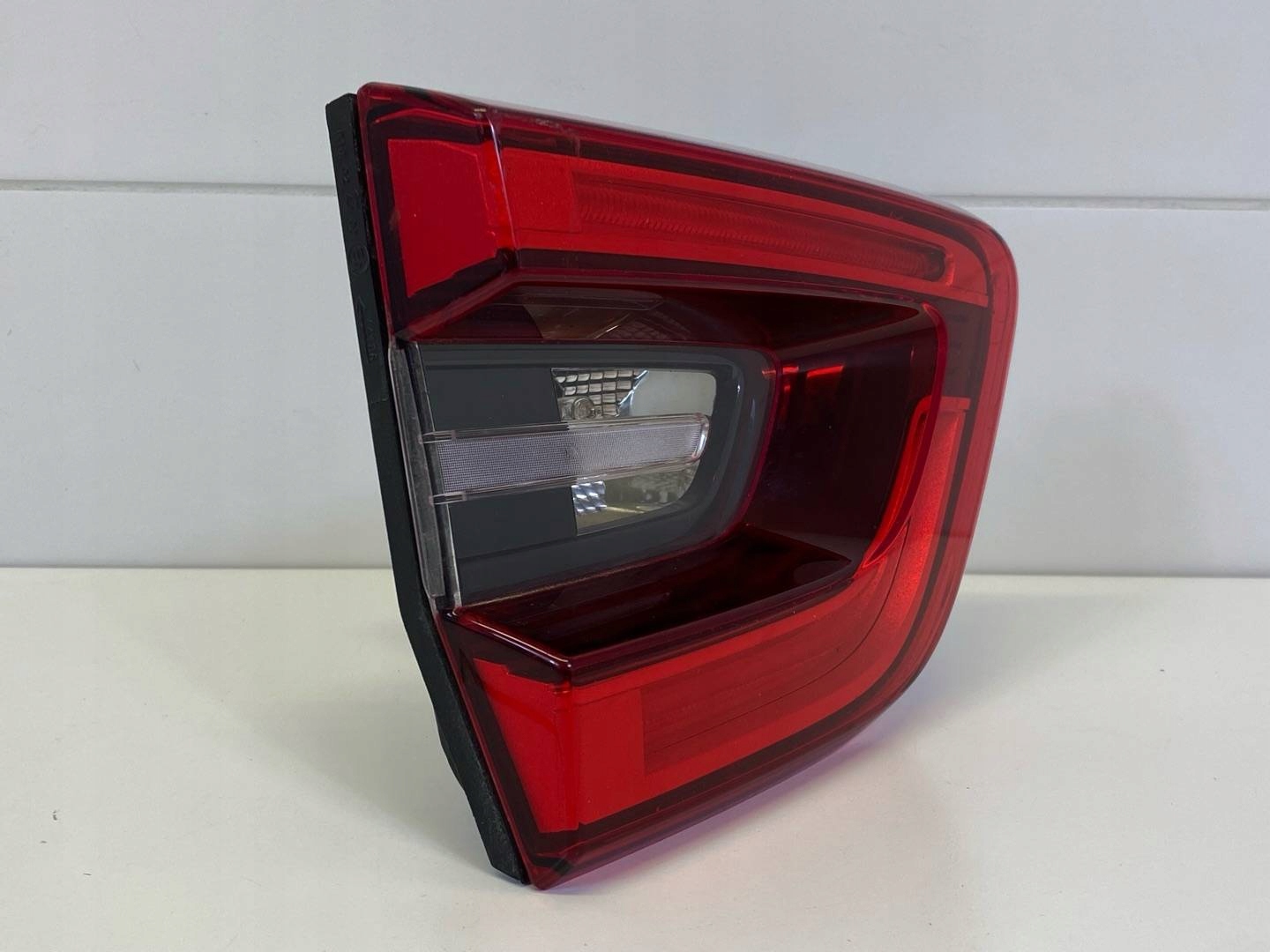 light rear to the bonnet left side Renault Kadjar 2018 265550151R