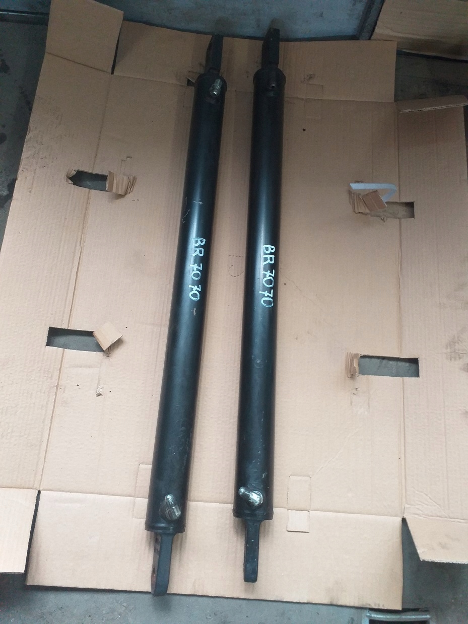 SILOWNIK PODNOSZENIA KLAPY PRASA NEW HOLLAND 180R
