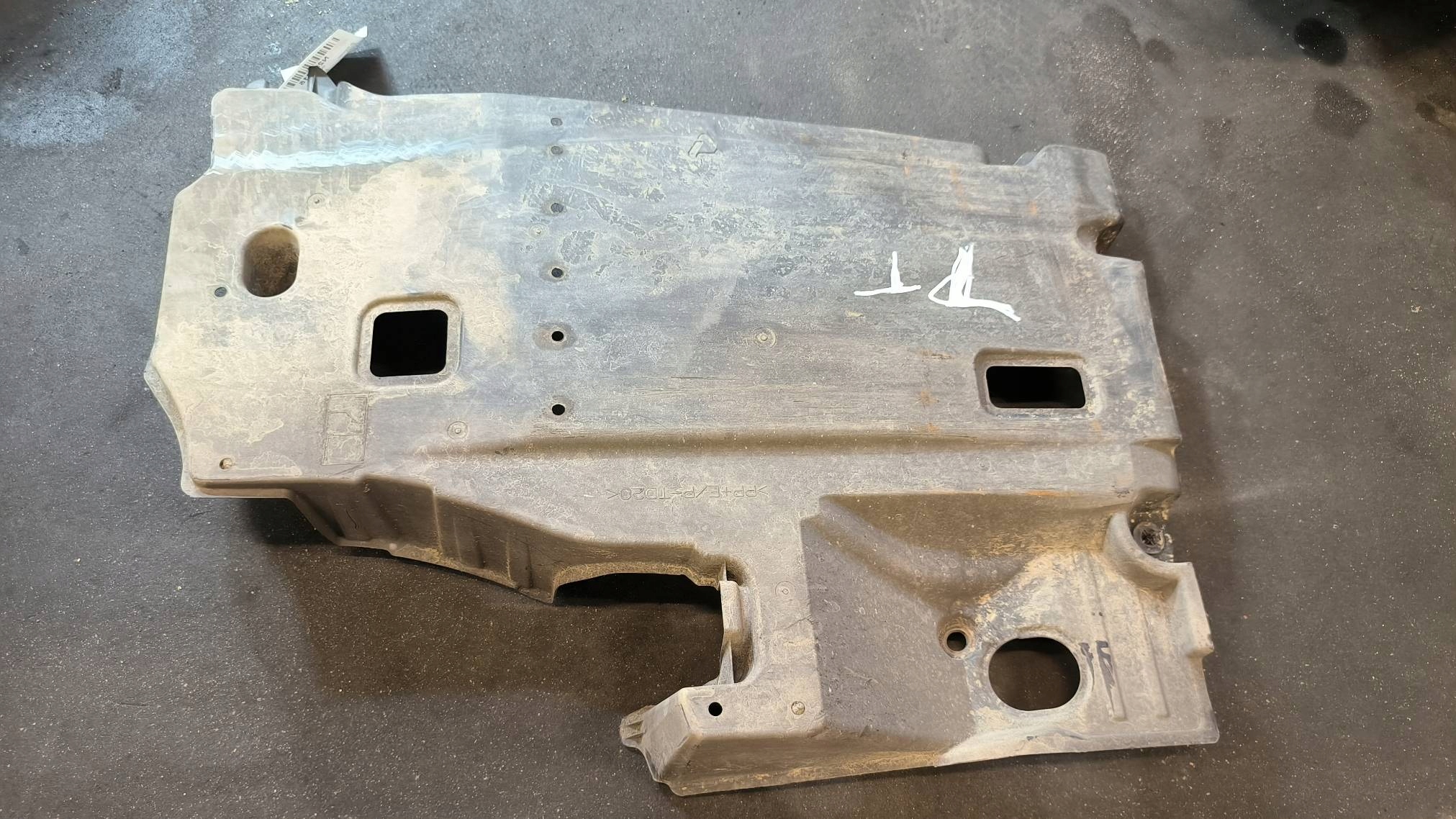 cover chassis 57628-02160 TOYOTA COROLLA E21