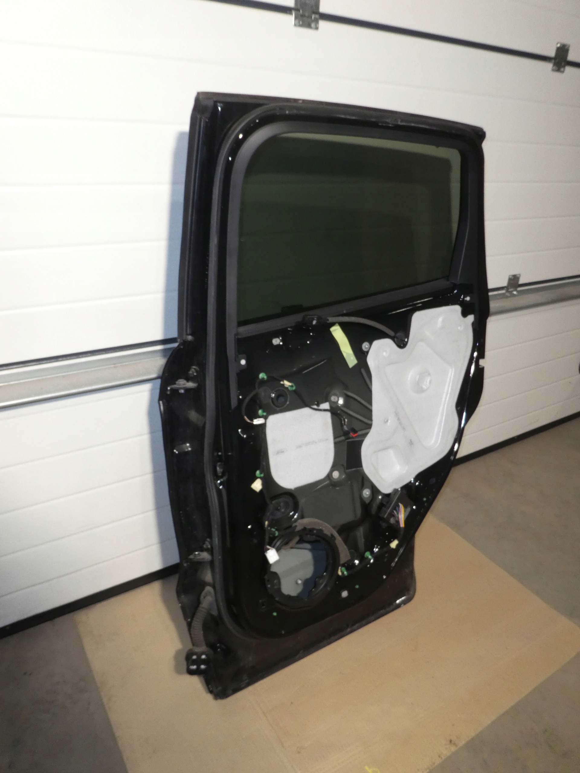 FORD KUGA II mk2 ST-line door right rear part complete black,