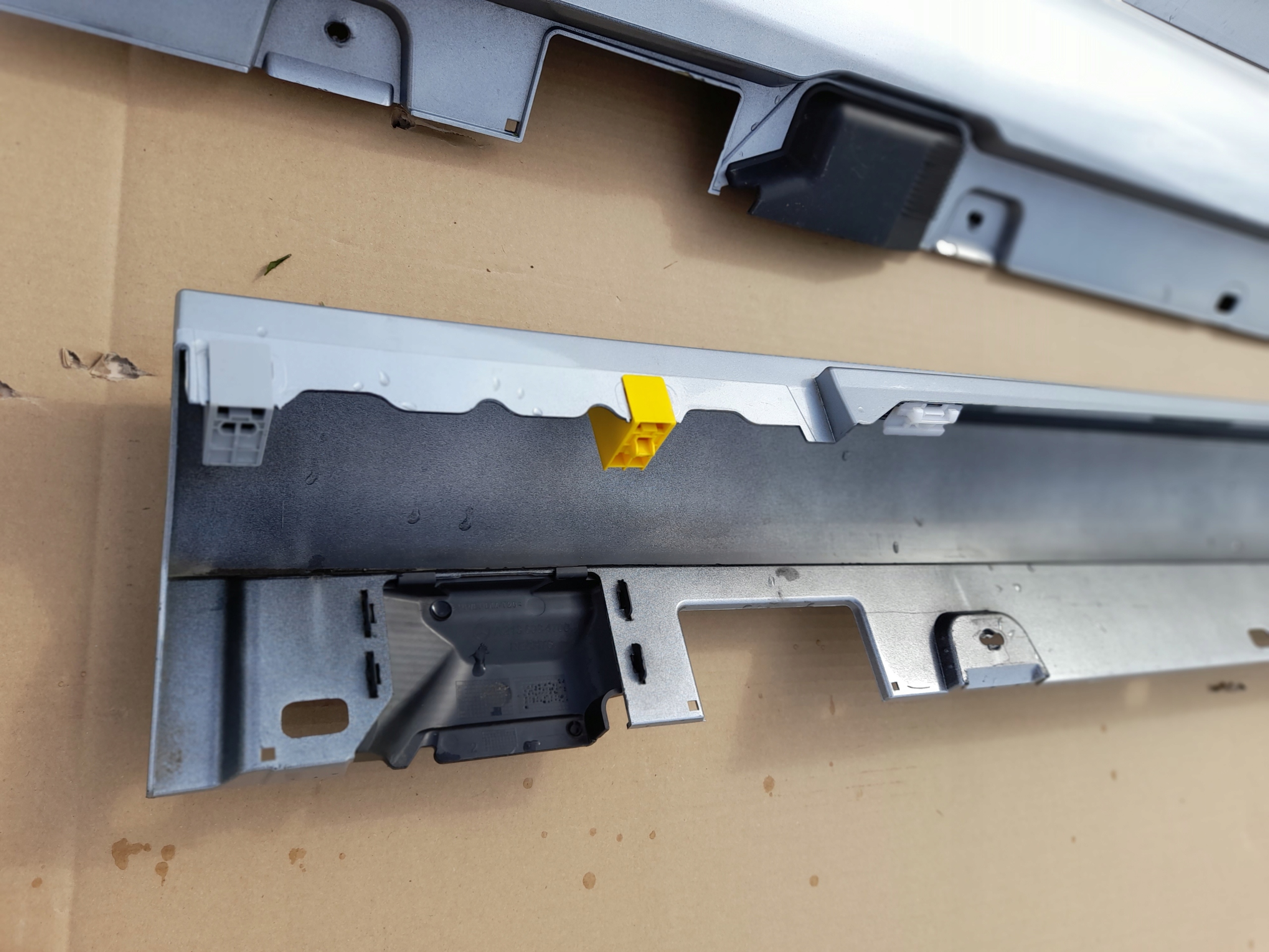 KOMPLET right + left threshold moulding threshold MERCEDES W213 AMG SREBRNY 922