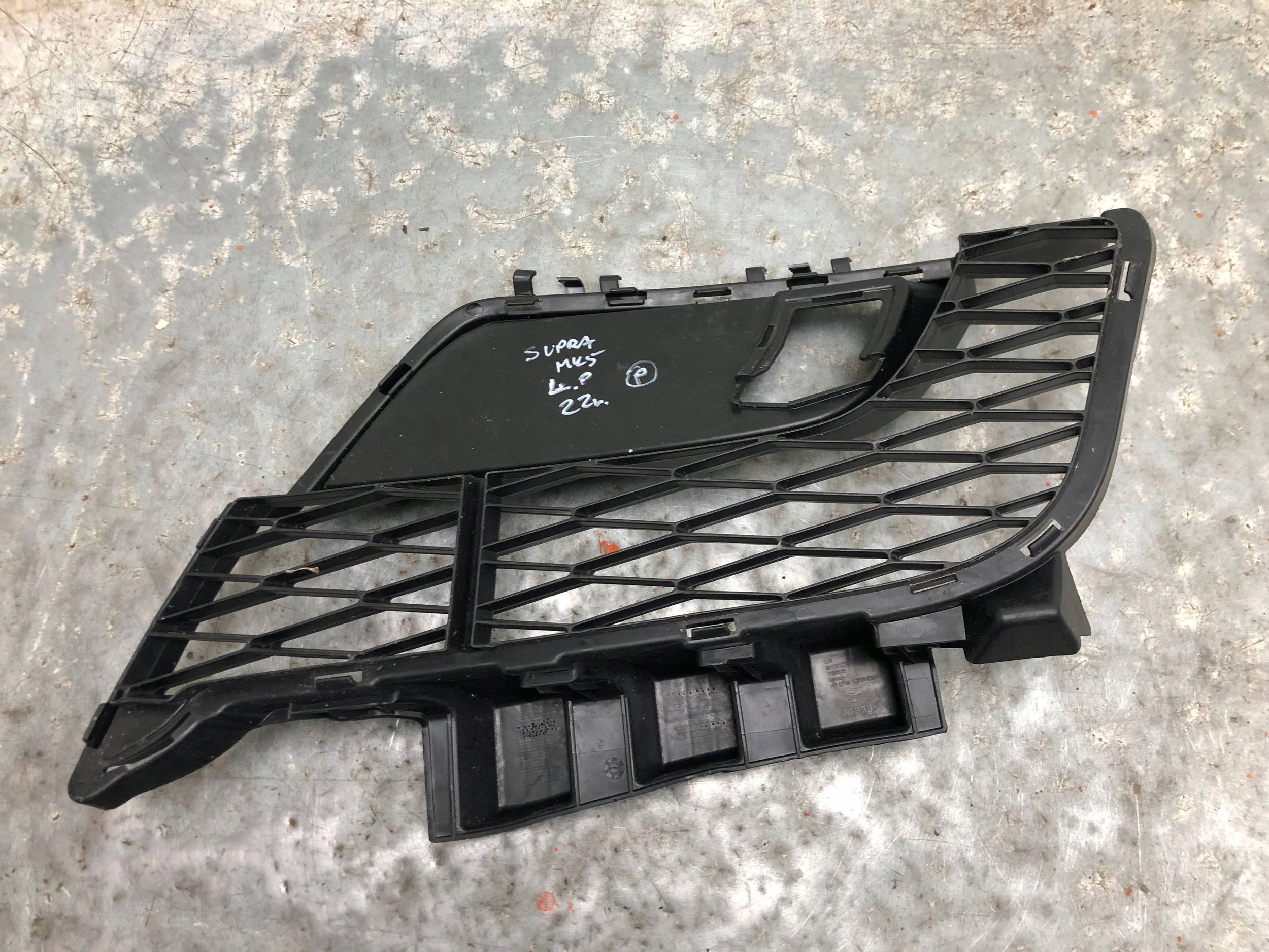 grid of a bumper left front TOYOTA SUPRA MK5 A90 8811317