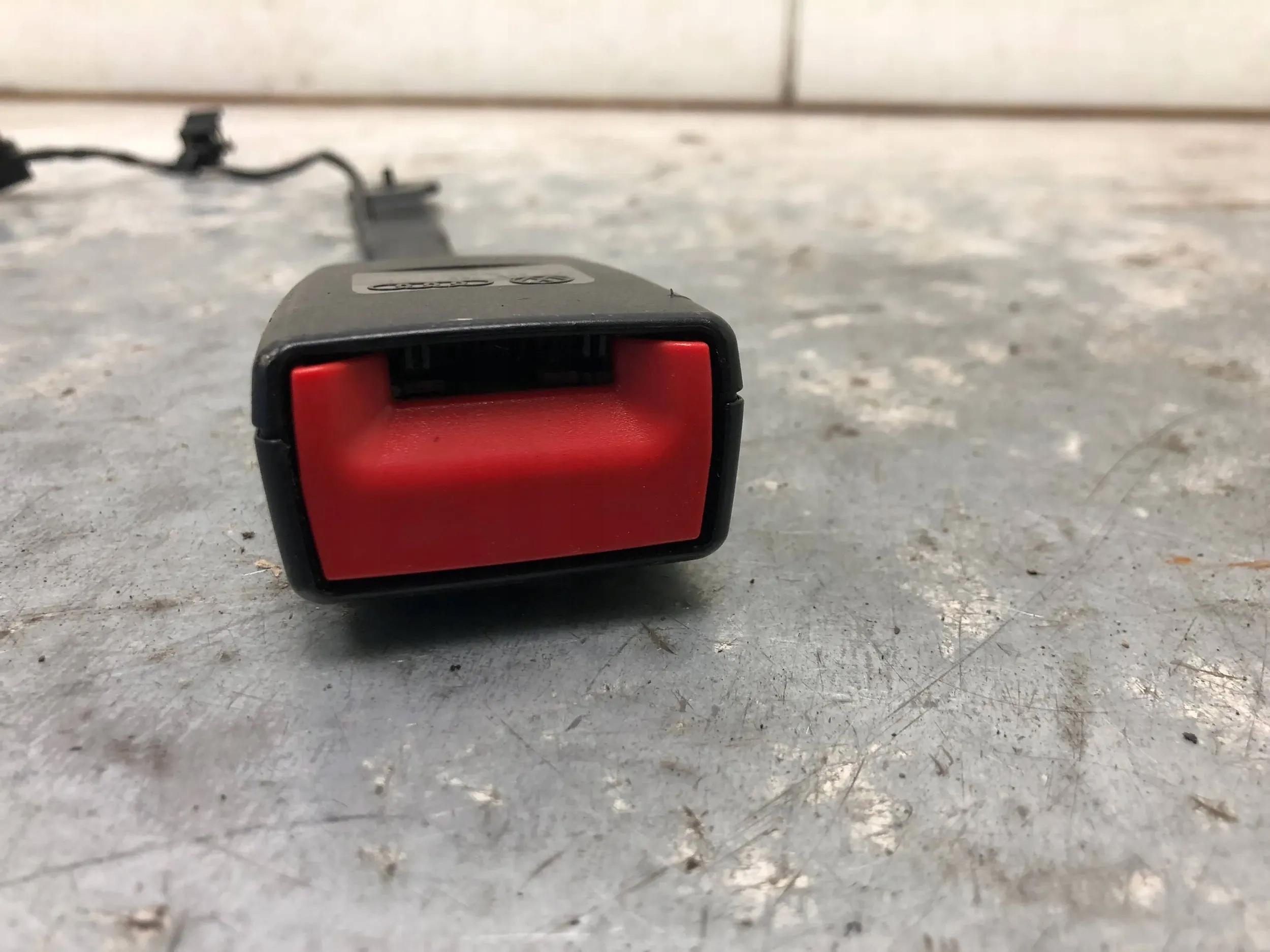 ZAPINKA supports left front AUDI Q3 8U 8R0857755L