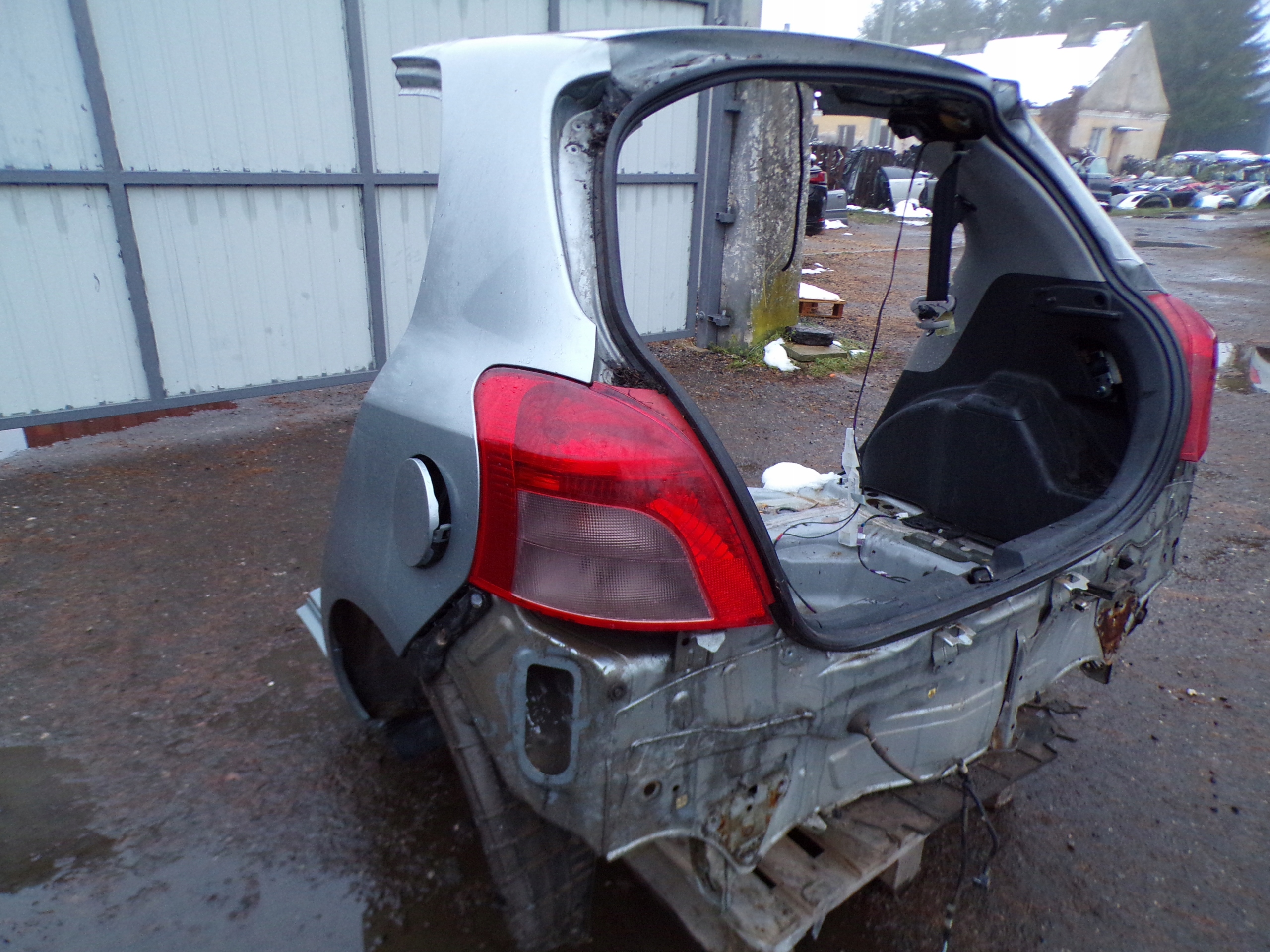 TOYOTA YARIS II PAS TYLNY BLOTNIK 1F8 2008r