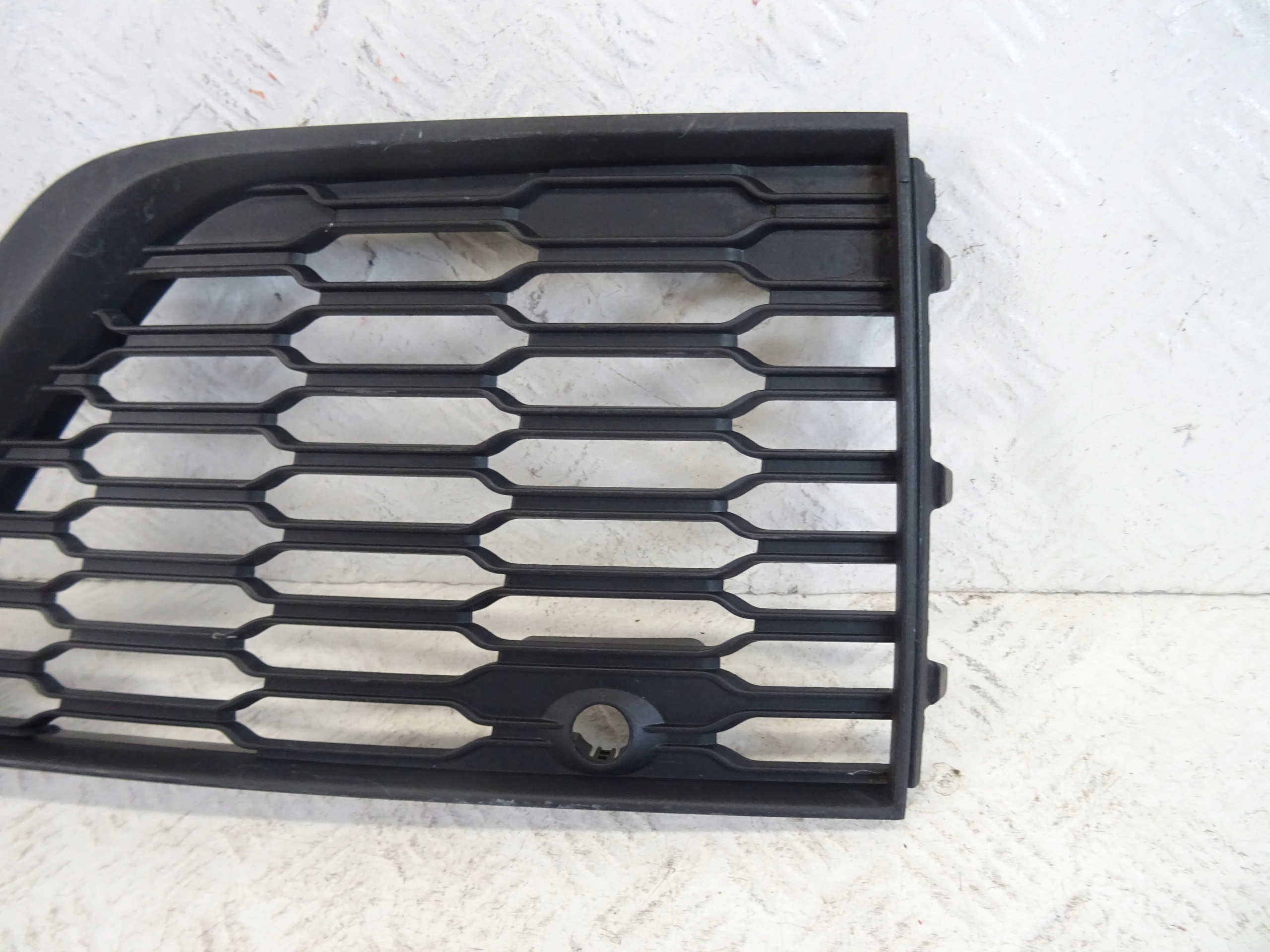 grid of a bumper front front left AUDI Q7 4M LIFT 4M0807681AM