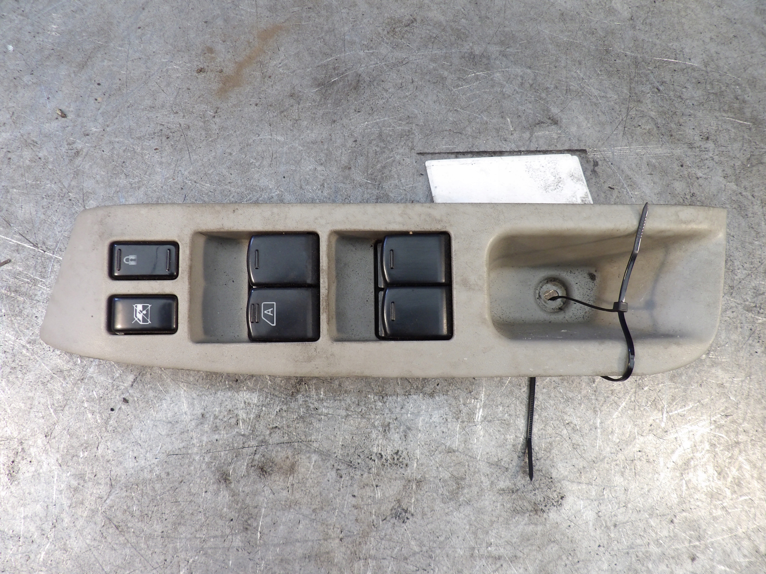 Nissan Cube Z12 window control switch 1,6B
