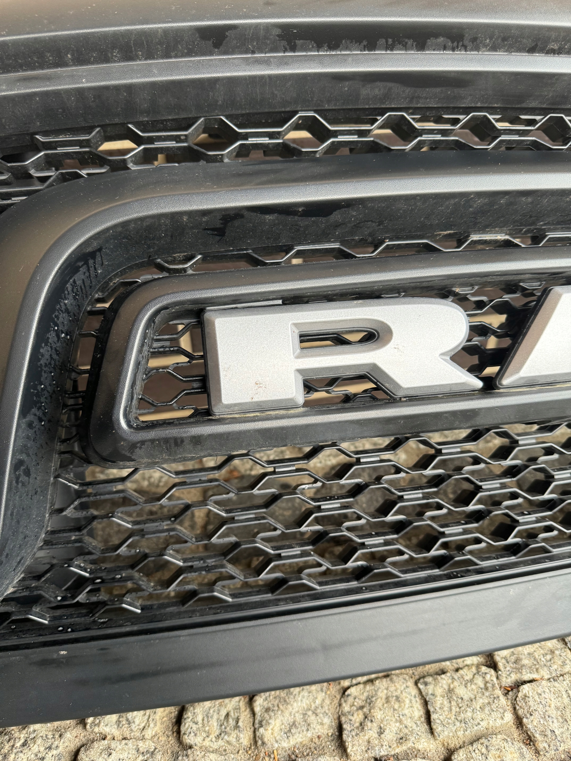 DODGE RAM 1500 REBEL 2015- GRILL ATRAPA PRZÓD USA Jakość części (zgodnie z GVO) O - oryginał z logo producenta pojazdu (OE)