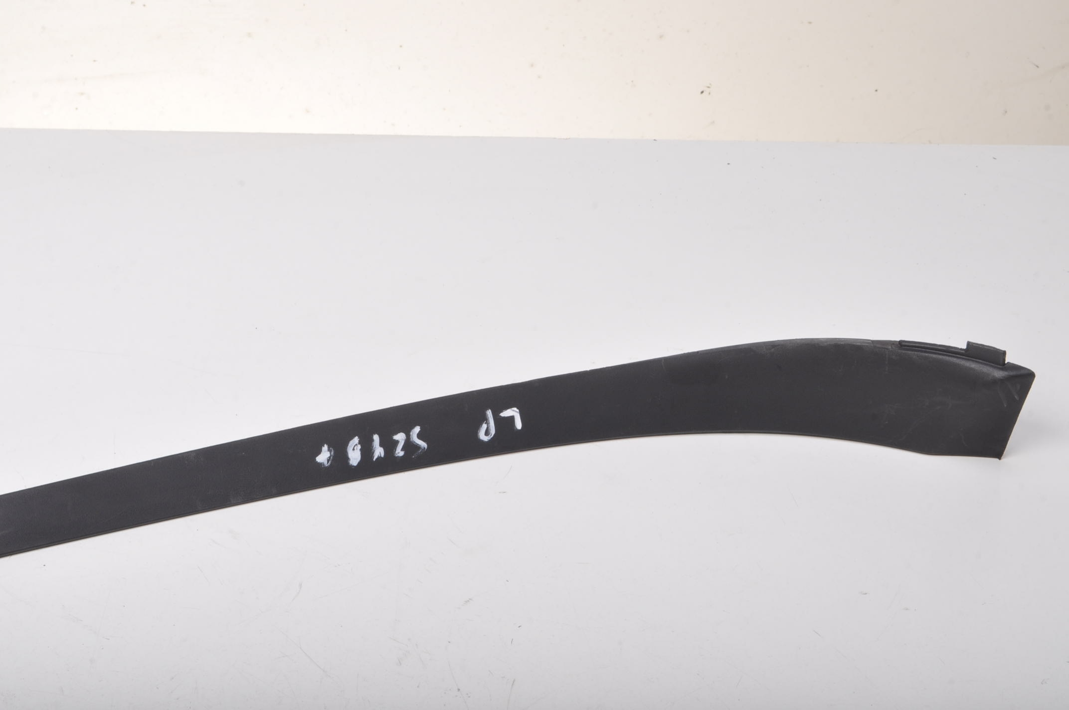 MP4 SPIDER LISTWA SZYBY PRZEDNIEJ CZOŁOWEJ LEWA Jakość części (zgodnie z GVO) O - oryginał z logo producenta pojazdu (OE)