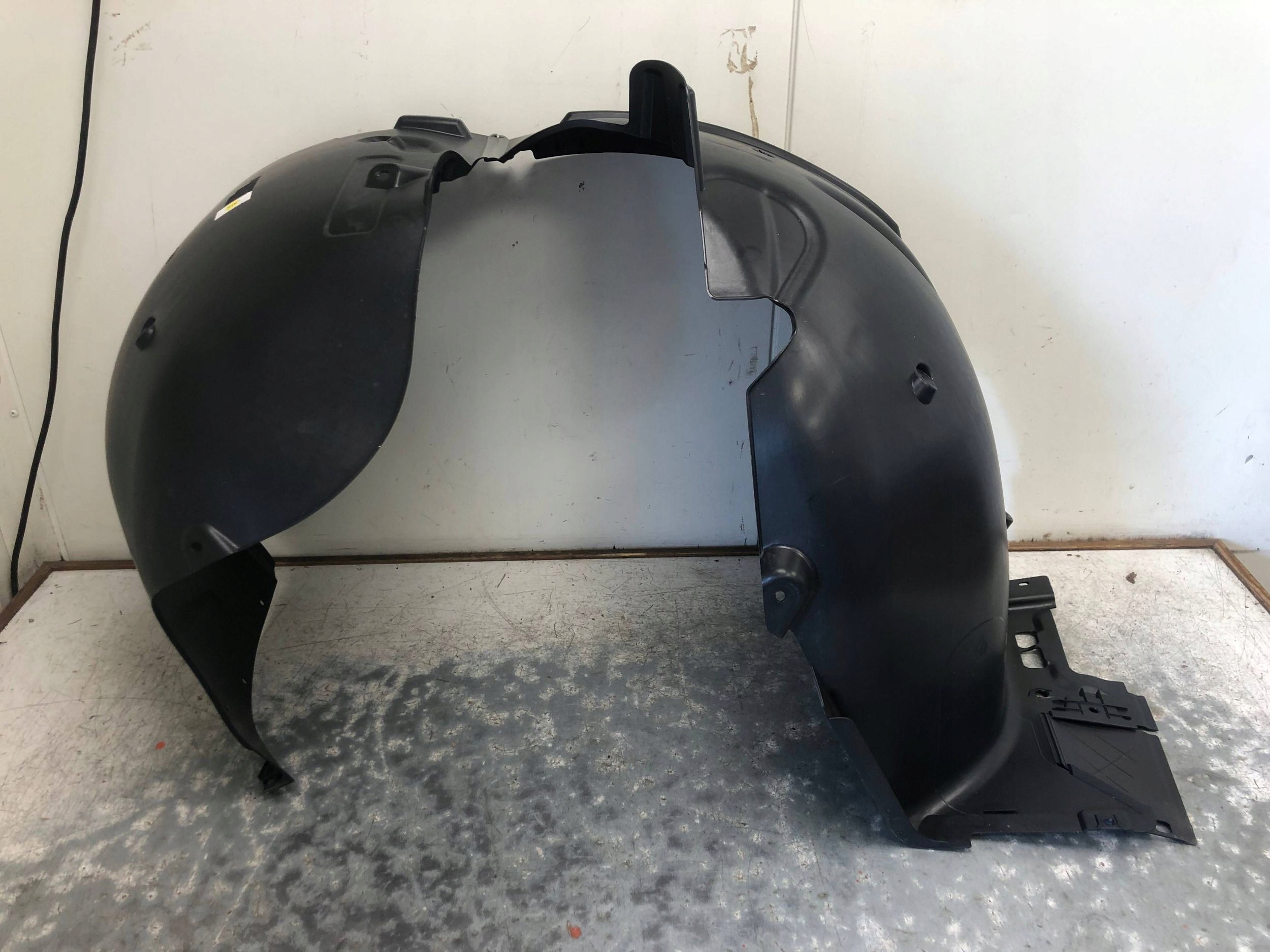 mudguard right front AUDI Q2 81M 81M821172