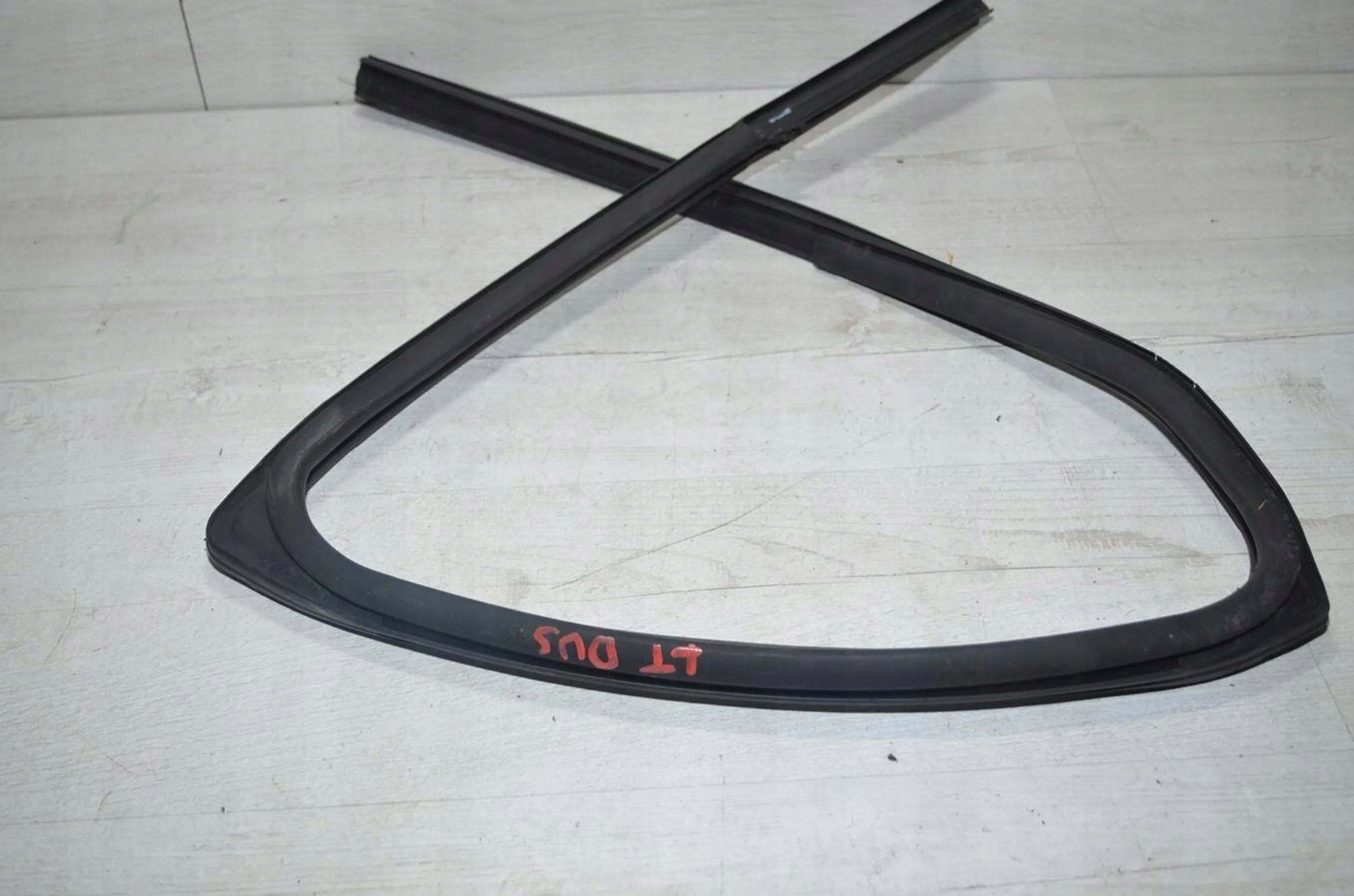 Dacia Duster II 2018 rear part side left gasket windows door