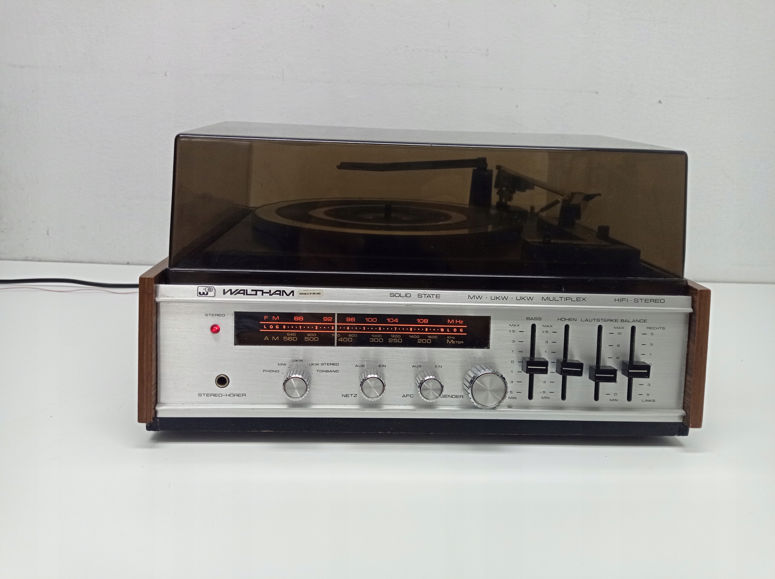 AMPLITUNER Z GRAMOFONEM WALTHAM STM 20