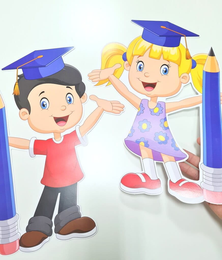 DEKORACJA SZKOLNA DZIECI W BIRETACH DUŻE A3 Kod producenta OZDOBA-DUZEDZIECIZOLOWKAMI-A3