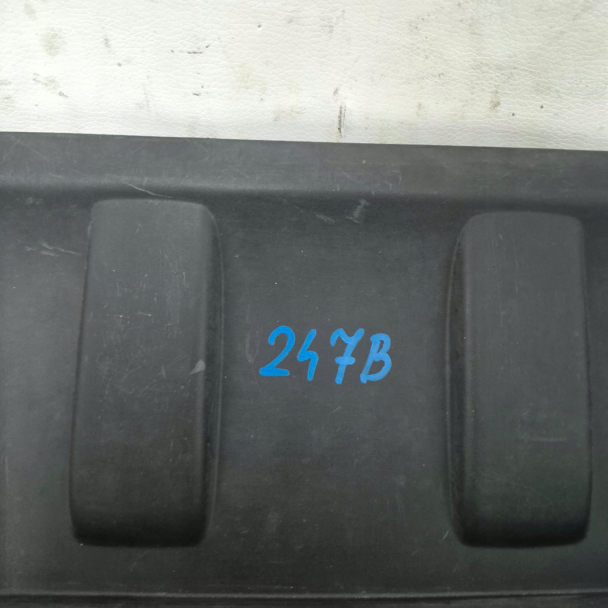 AUDI Q7 a 1 4L 05-09 kryt příčka GORA stěny