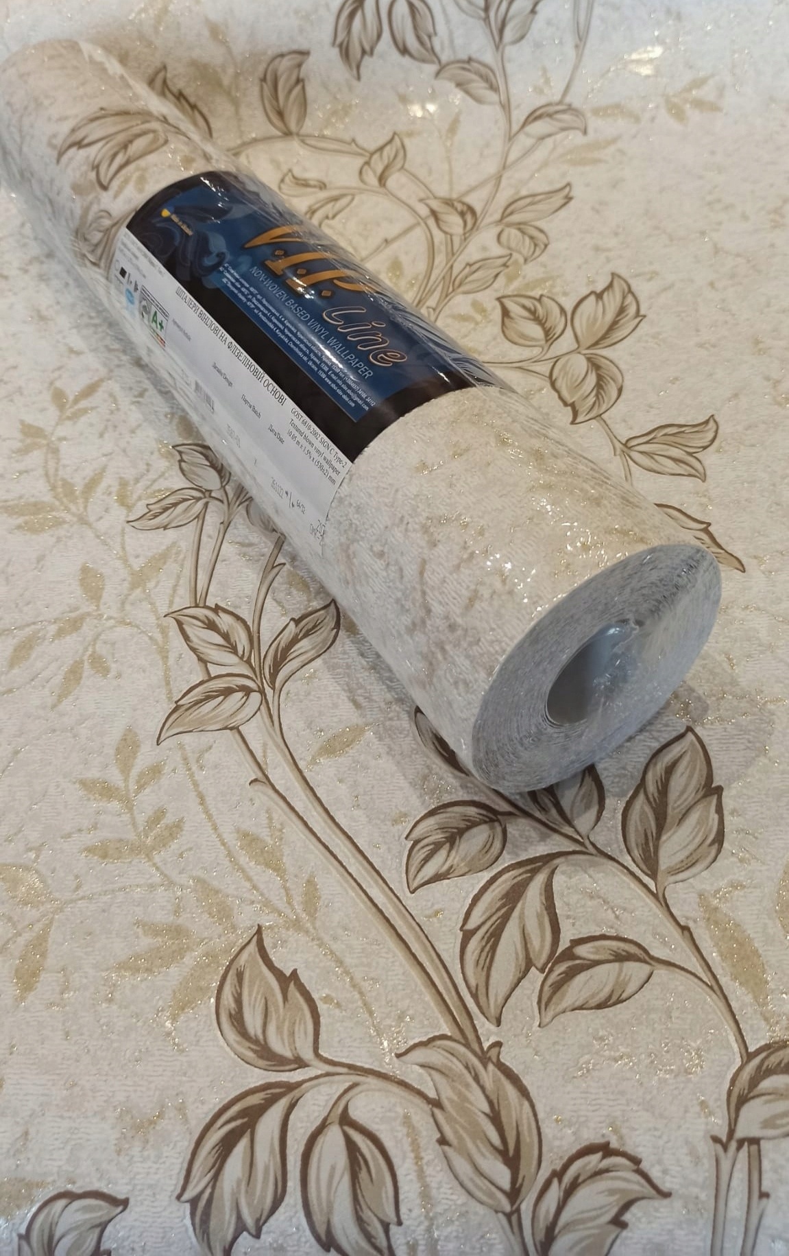 

Tapeta liście, biel, beż ,elementy brokatu 3587-01