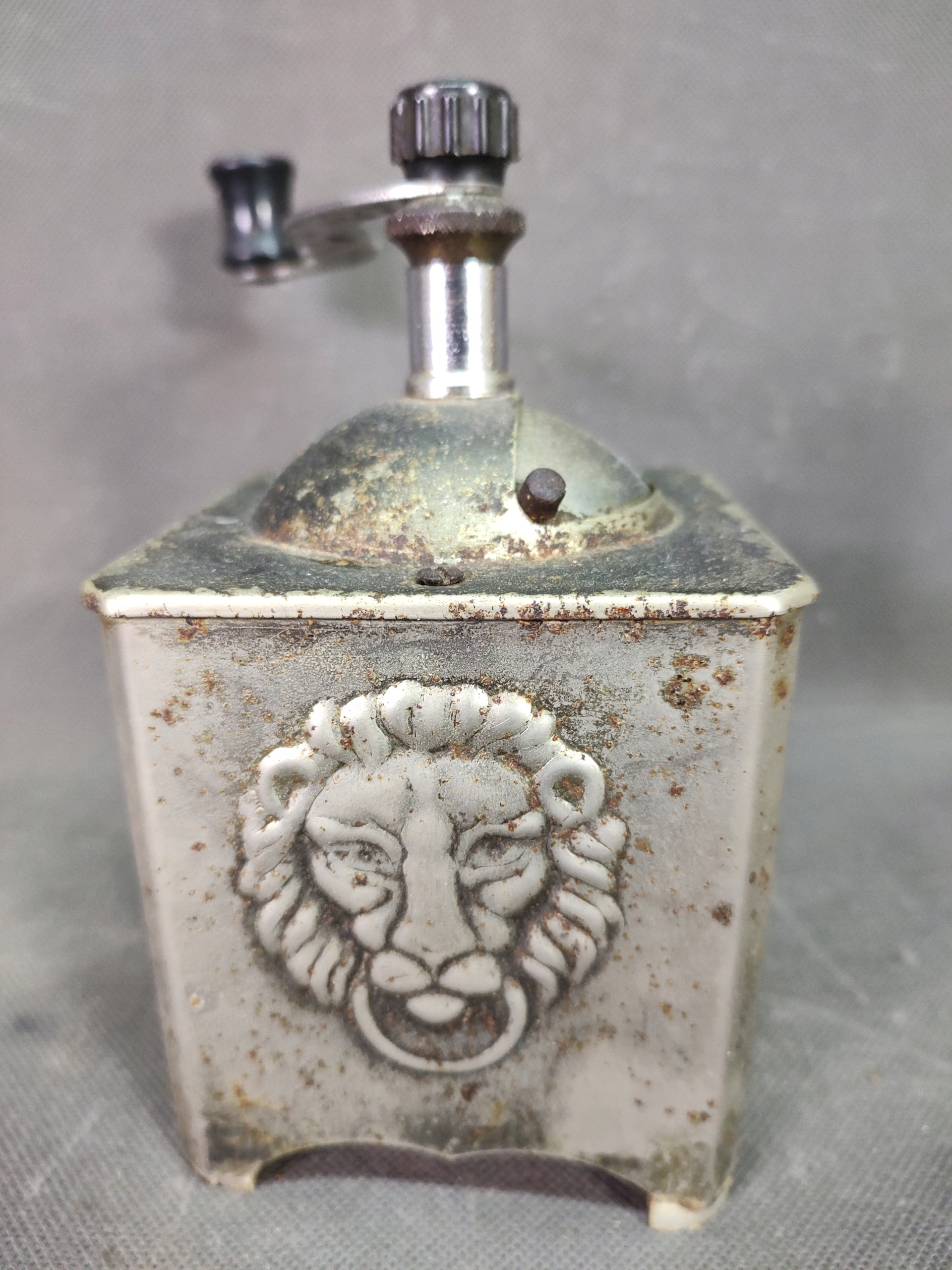 Stary metalowy młynek z czasów PRL-u - sprawny