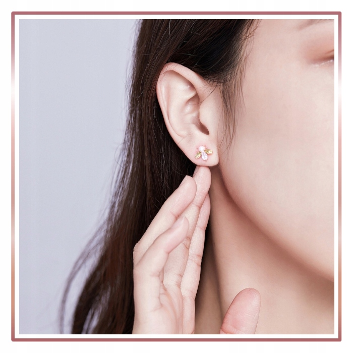 Piękne srebrne kolczyki LŚNIĄCY OWAD ROSE Materiał srebro