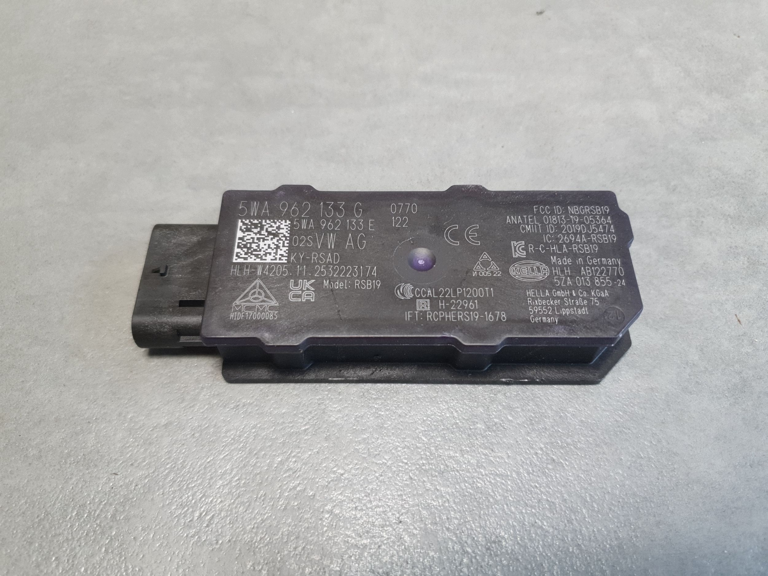 Audi A3 8Y amplifier module aerial 5WA962133G