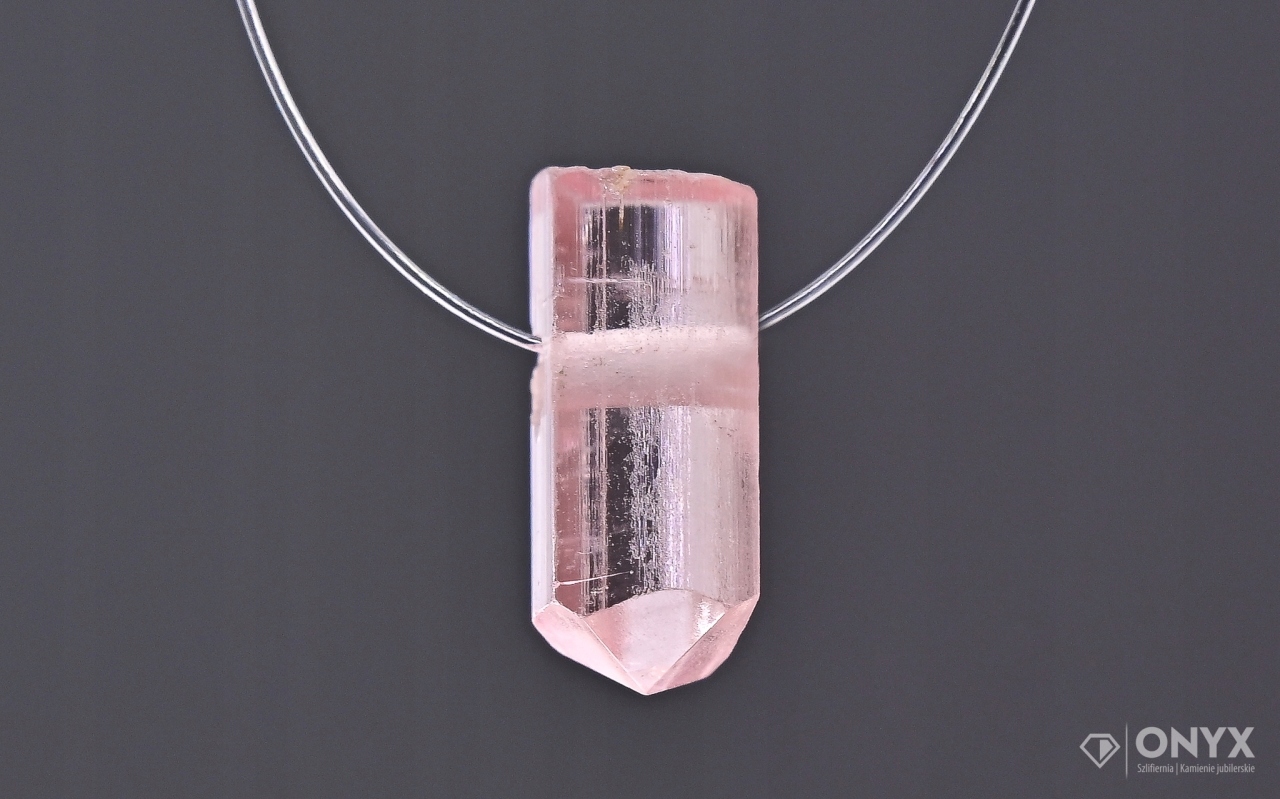 Turmalín provrtaný přírodní křišťál 8,5x4 mm