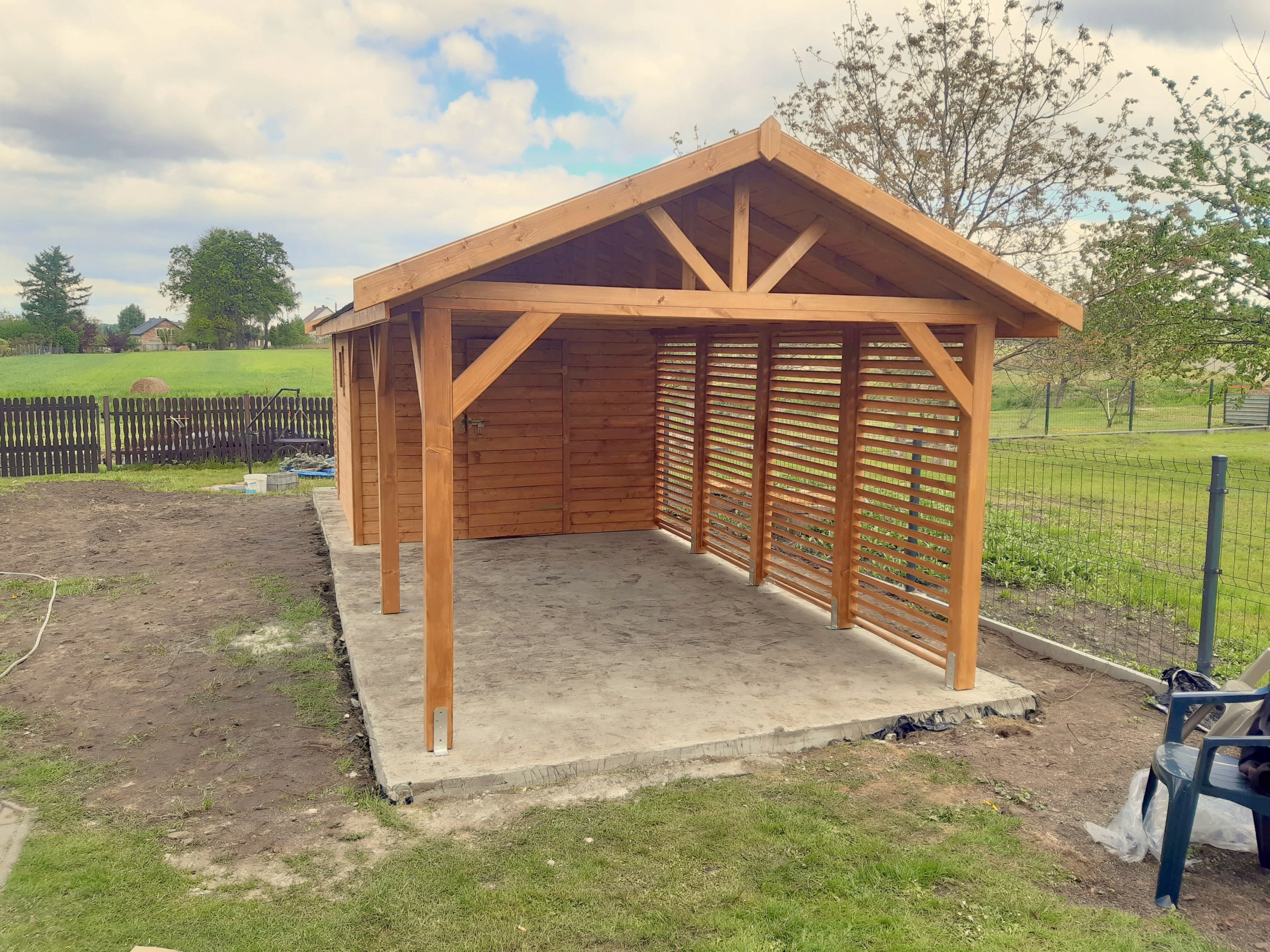 WIATA GARAŻOWA DREWNIANA + DOMEK NARZEDZIOWY + DREWUTNIA 3W1 8X3M Wysokość całkowita 300 cm