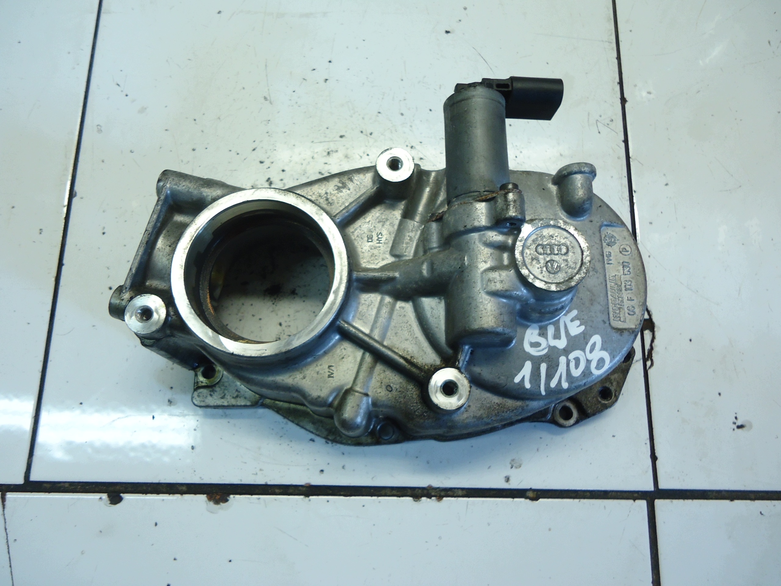 AUDI A4 B7 2.0TFSI BWE couverture pompe VACUM 06F103530P