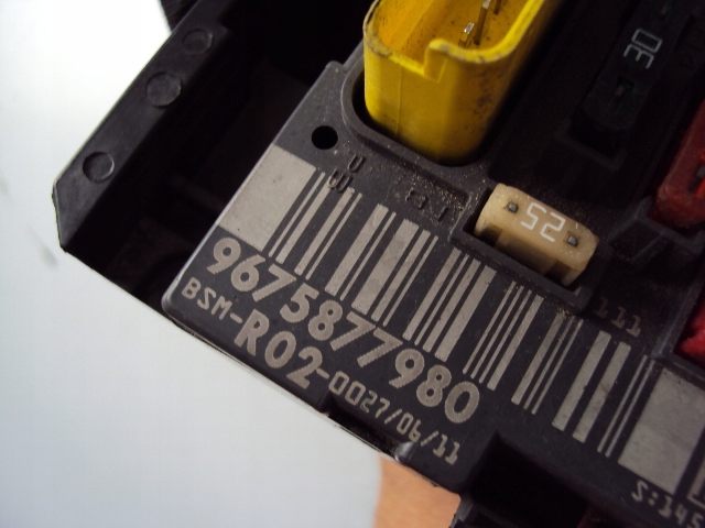 SKRZYNKA BEZPIECZNIKÓW PEUGEOT 5008 I 2009- Typ samochodu Samochody osobowe