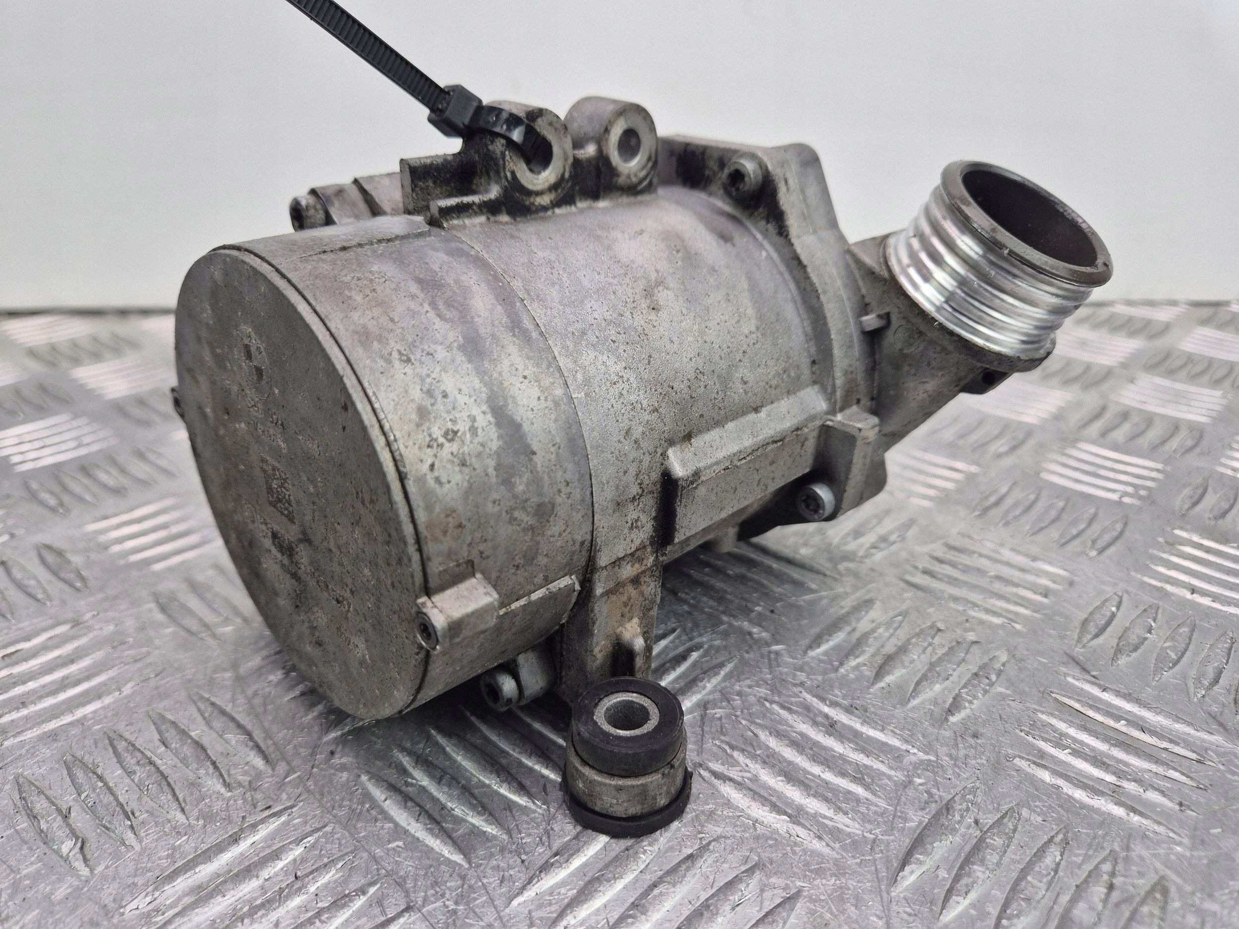 BMW 3 E90 E91 330i water pump 7586924 N52B30AE