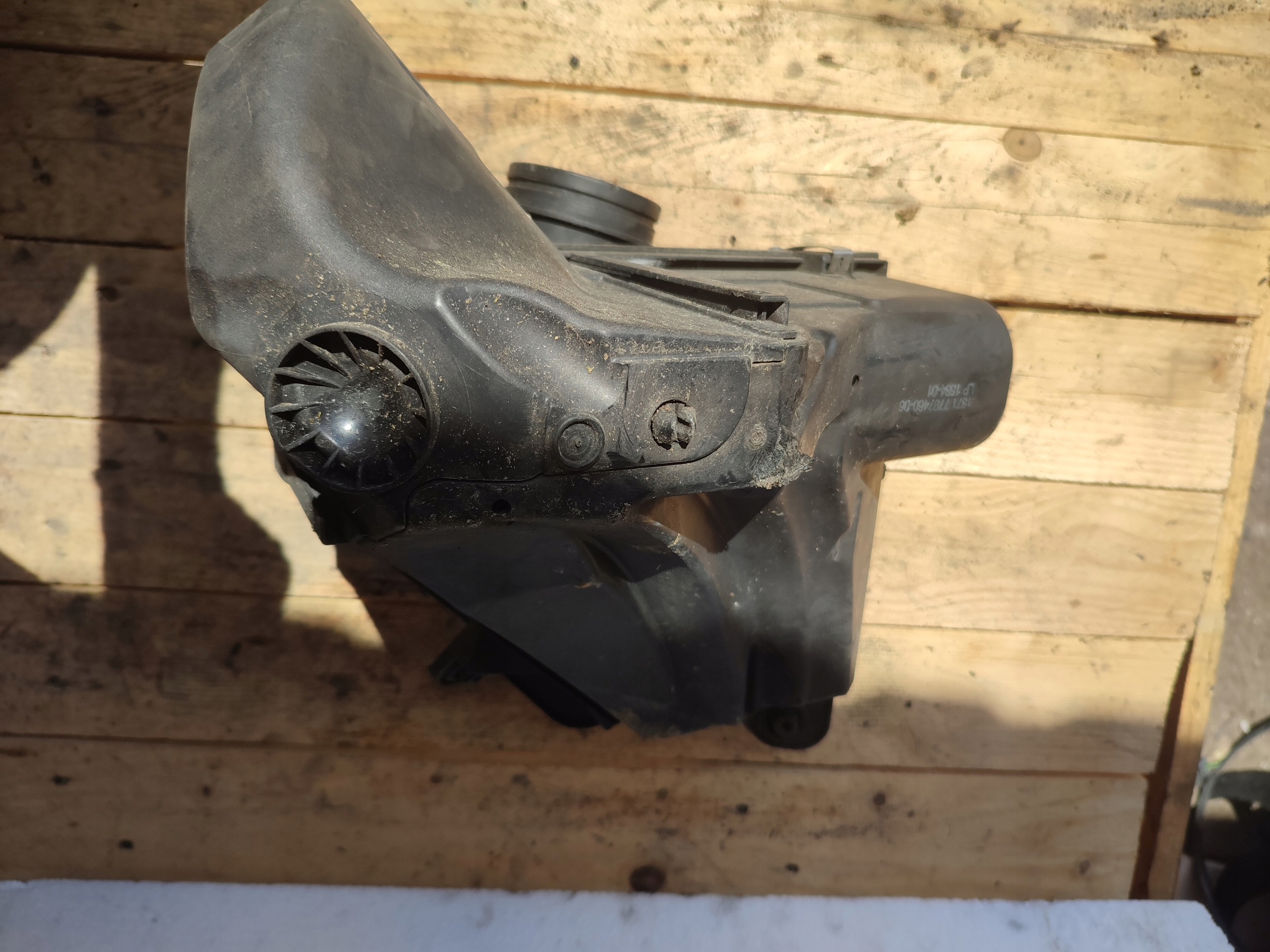 poklopač filtera zračni BMW E90 E92 E81 7797460
