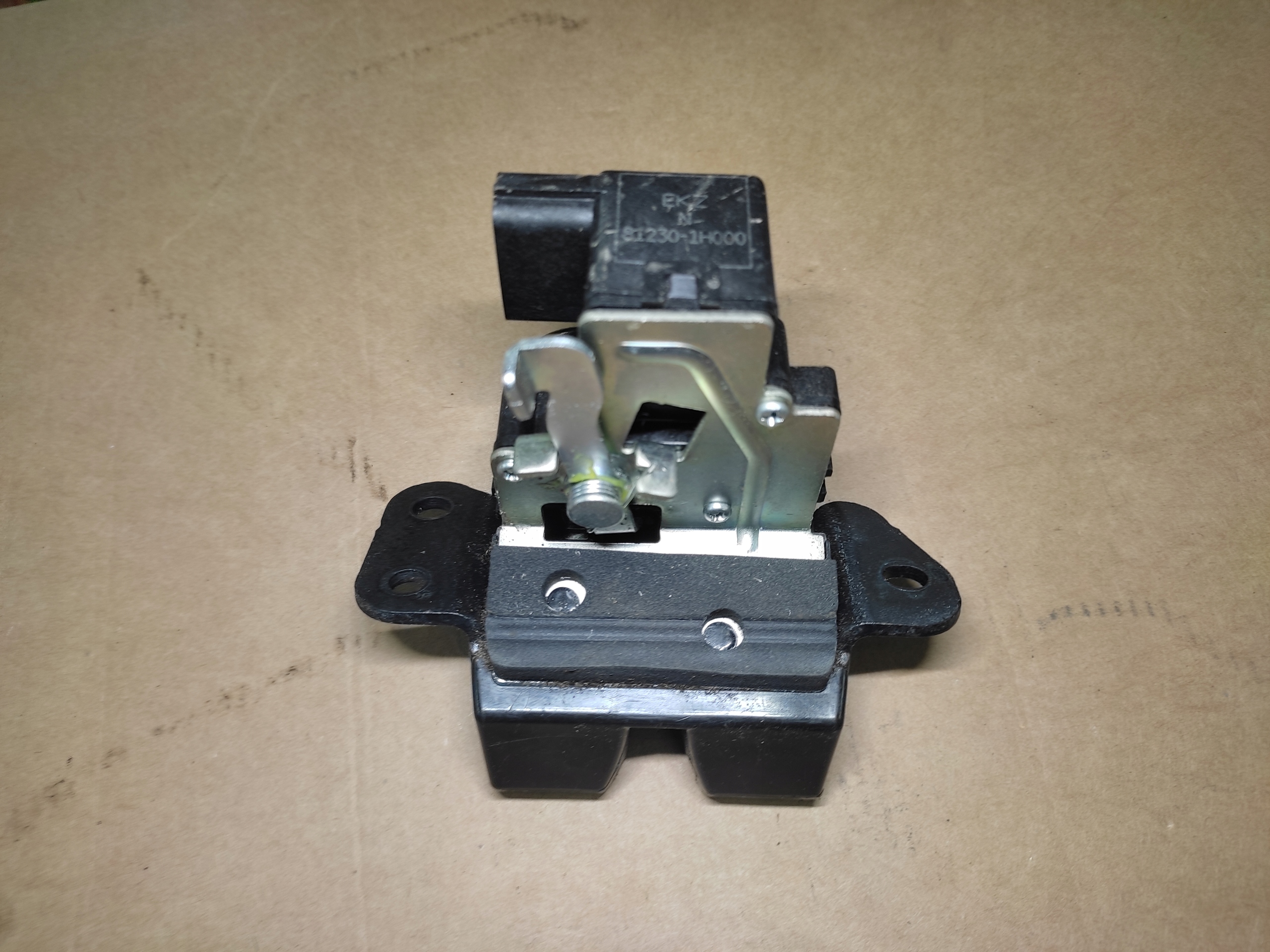 HYUNDAI IX20 ЗАМОК БАГАЖНИКА 81230-1H000