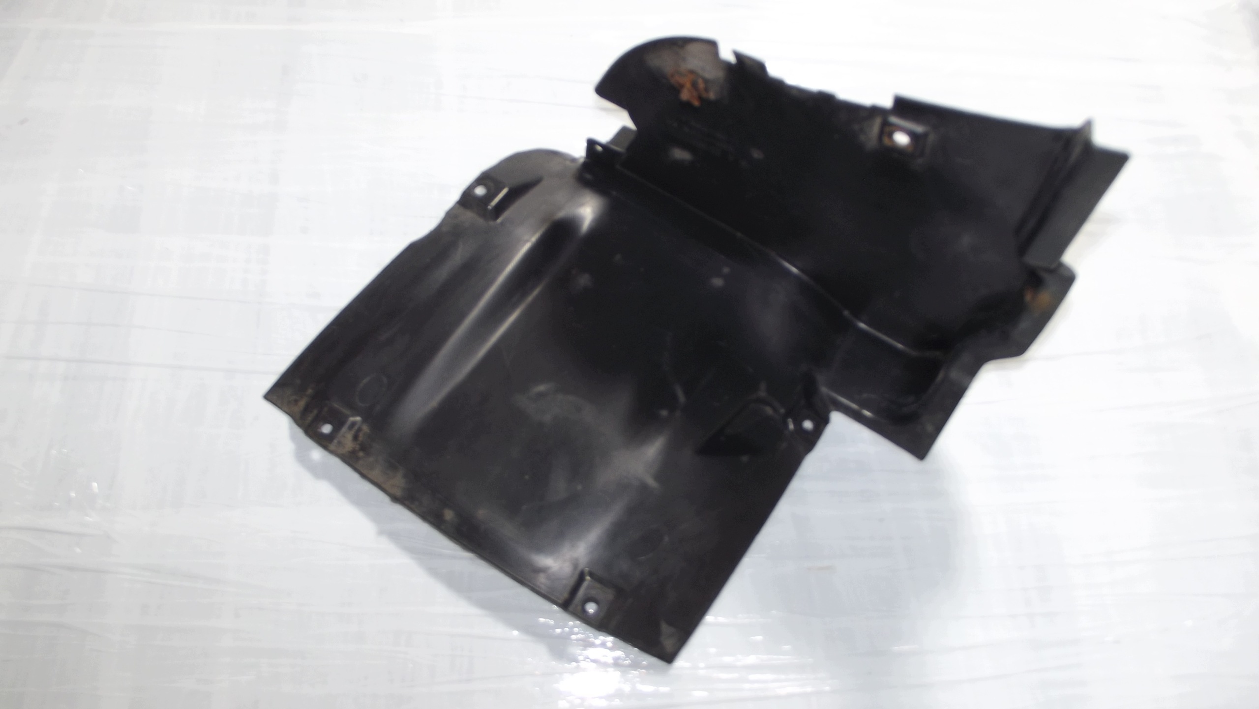 Mercedes C Klasa W203 mudguard left front A2038801124