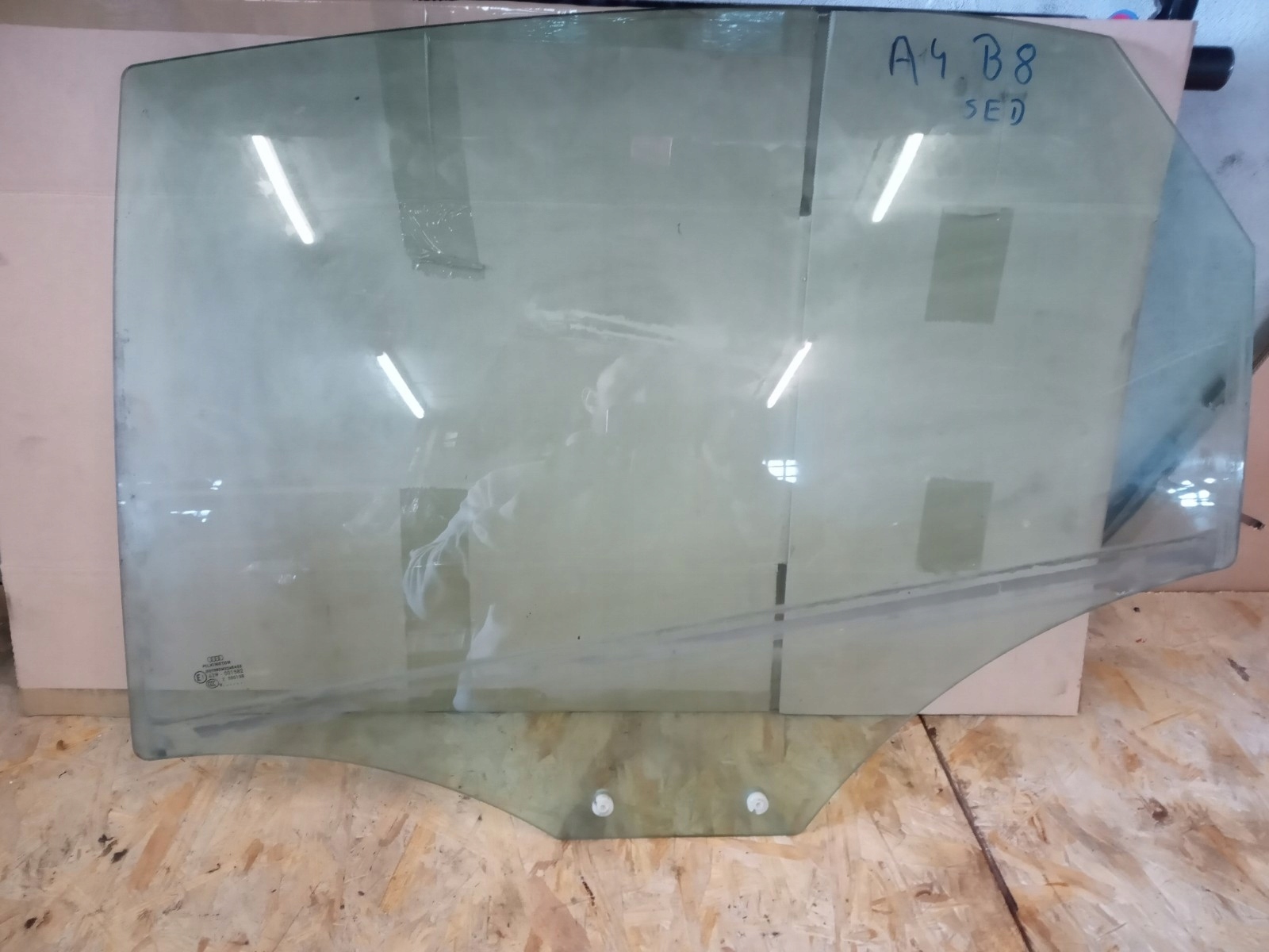 AUDI A4 B8 sedan window side door left rear part 2009